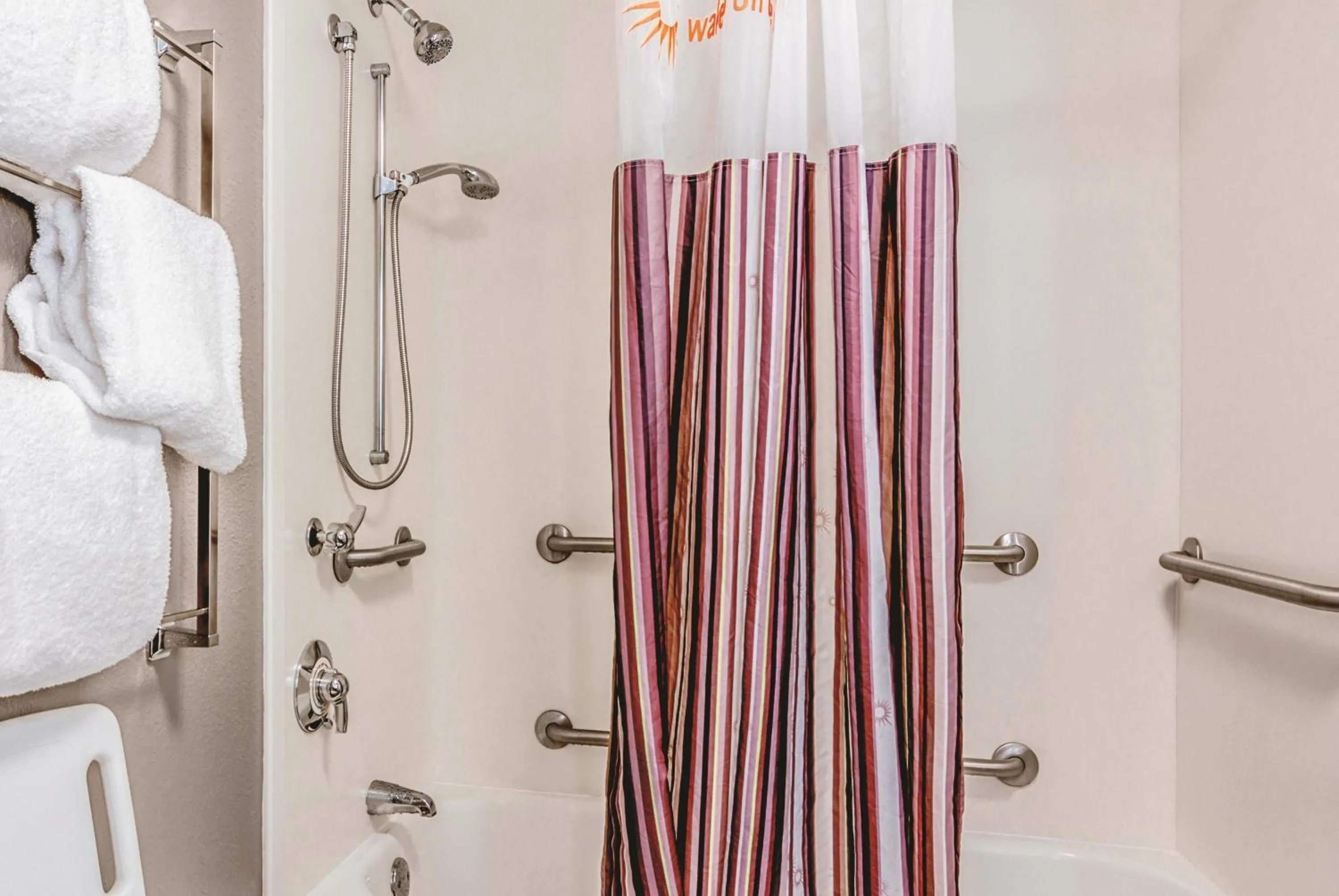 Photo of the whole room in La Quinta by Wyndham Atlanta Perimeter Medical