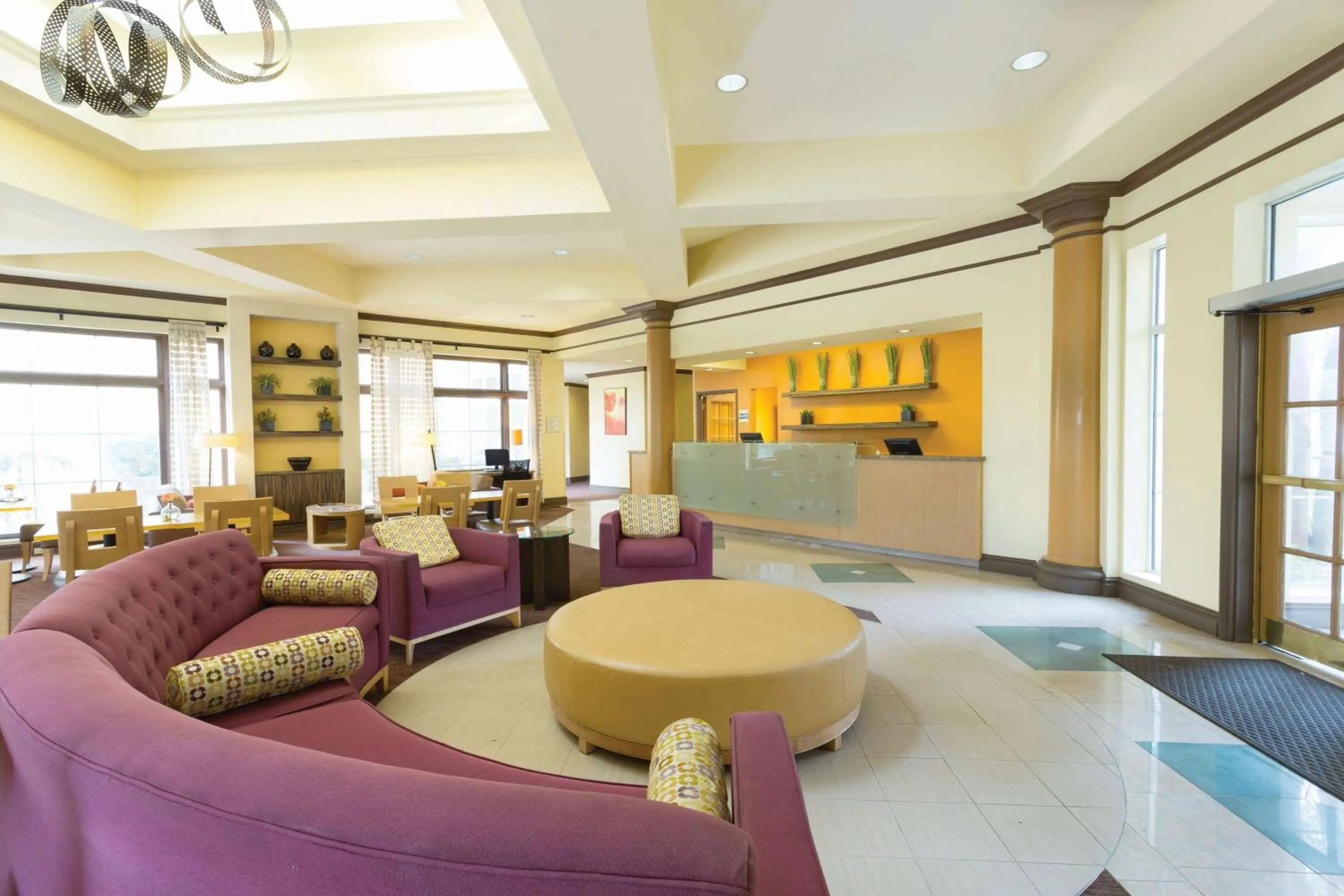 Lobby or reception in La Quinta by Wyndham Raleigh/Durham Southpoint