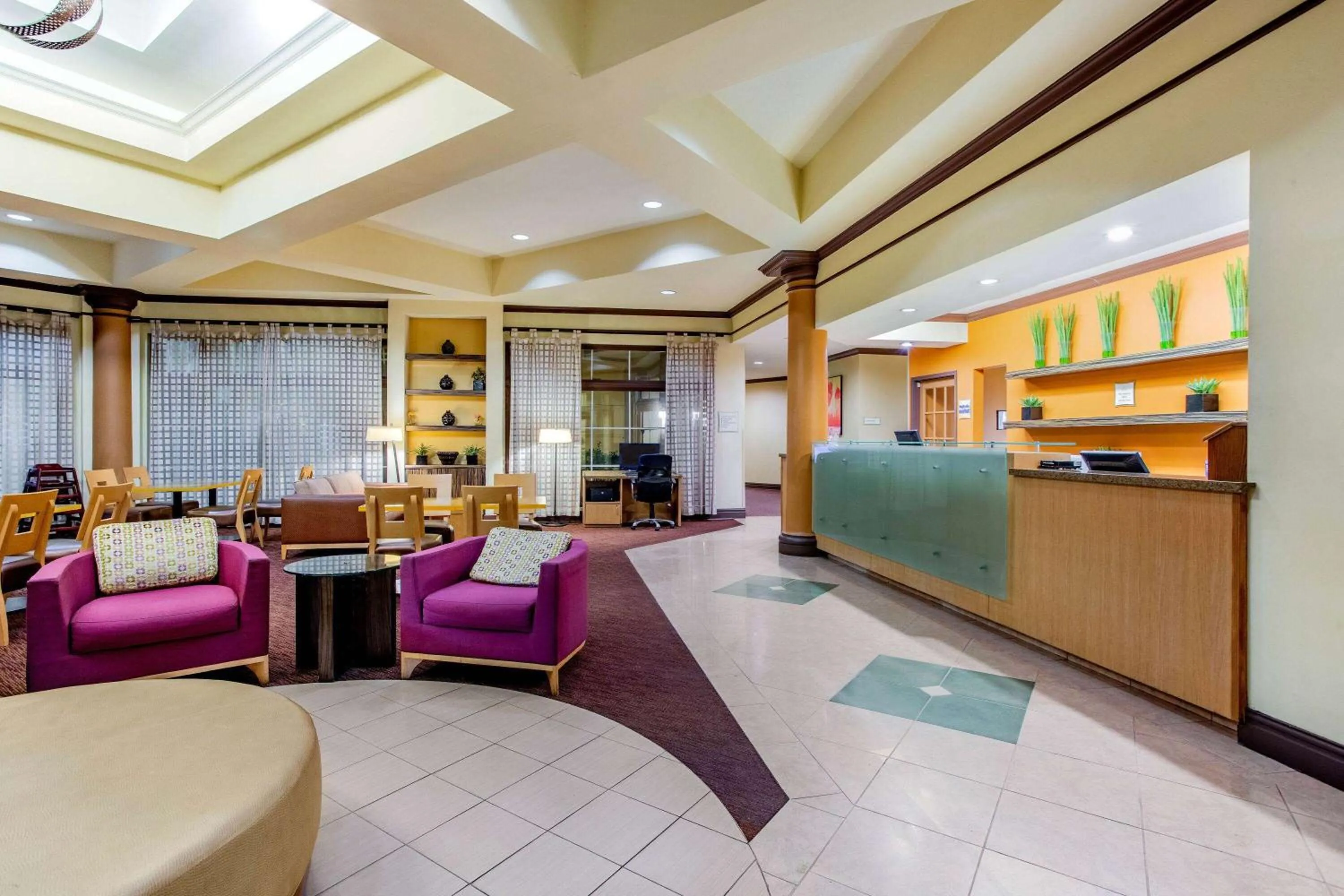 Lobby or reception in La Quinta by Wyndham Raleigh/Durham Southpoint