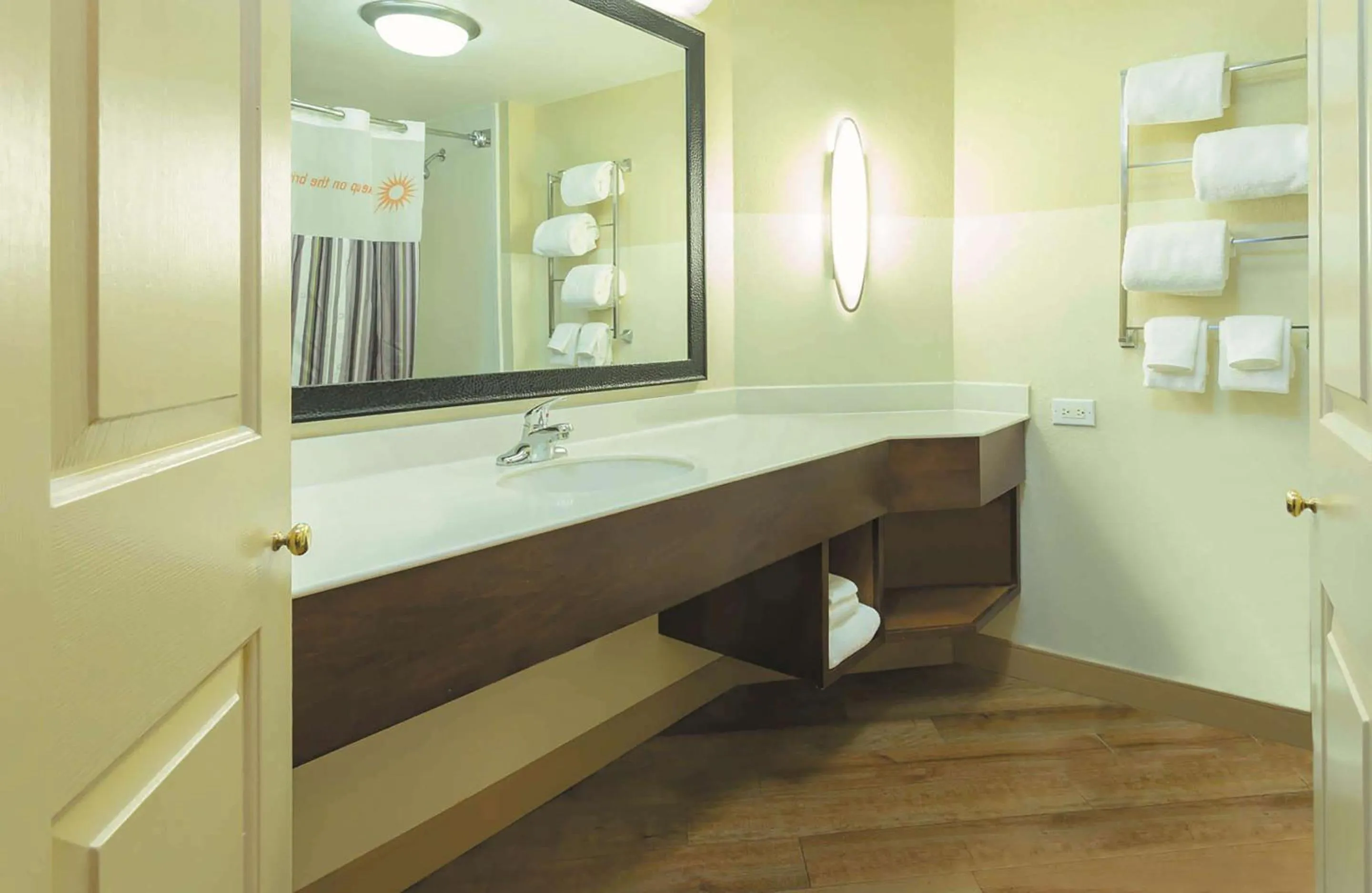 Photo of the whole room in La Quinta by Wyndham Raleigh/Durham Southpoint