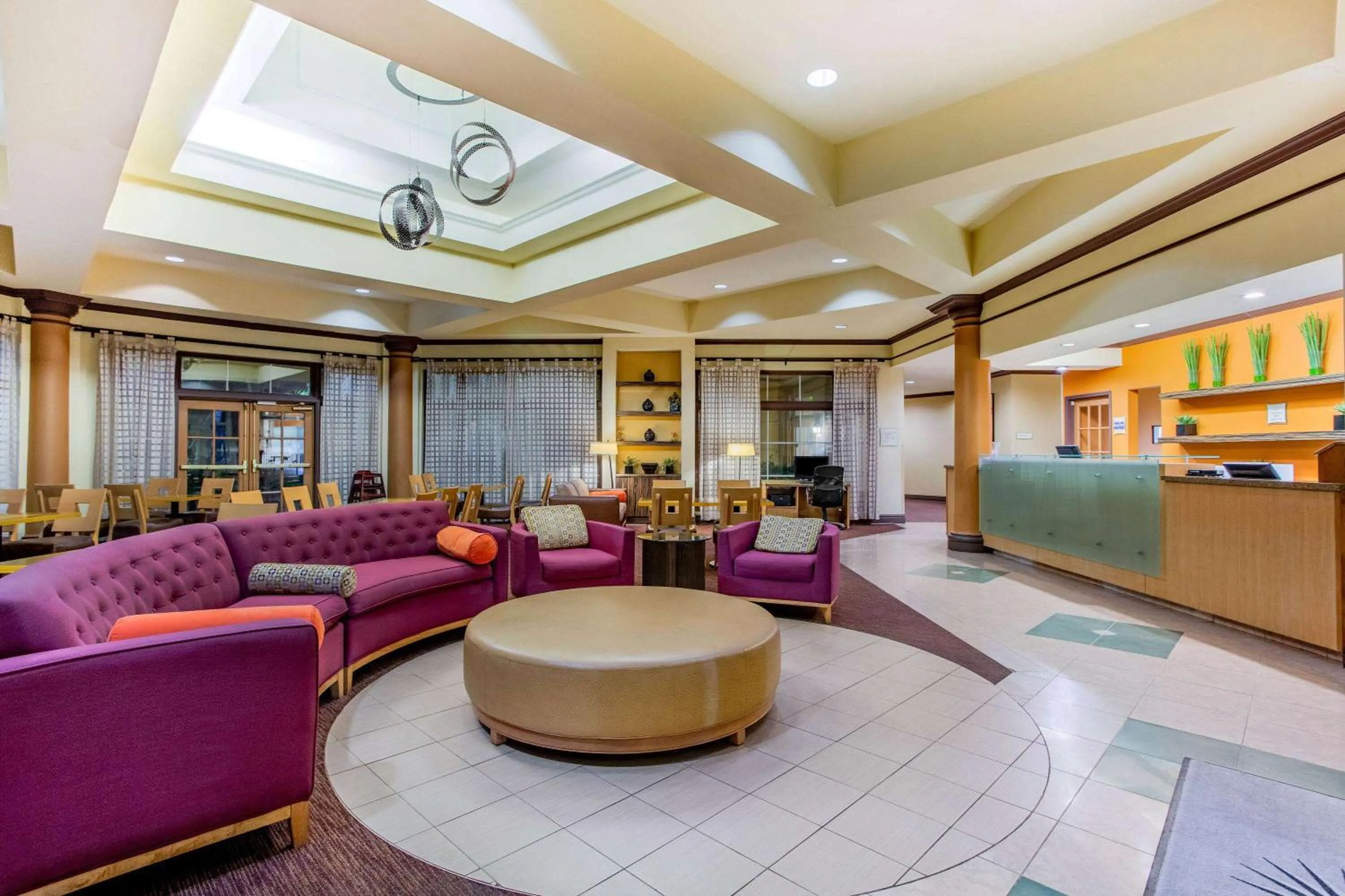 Lobby or reception in La Quinta by Wyndham Raleigh/Durham Southpoint