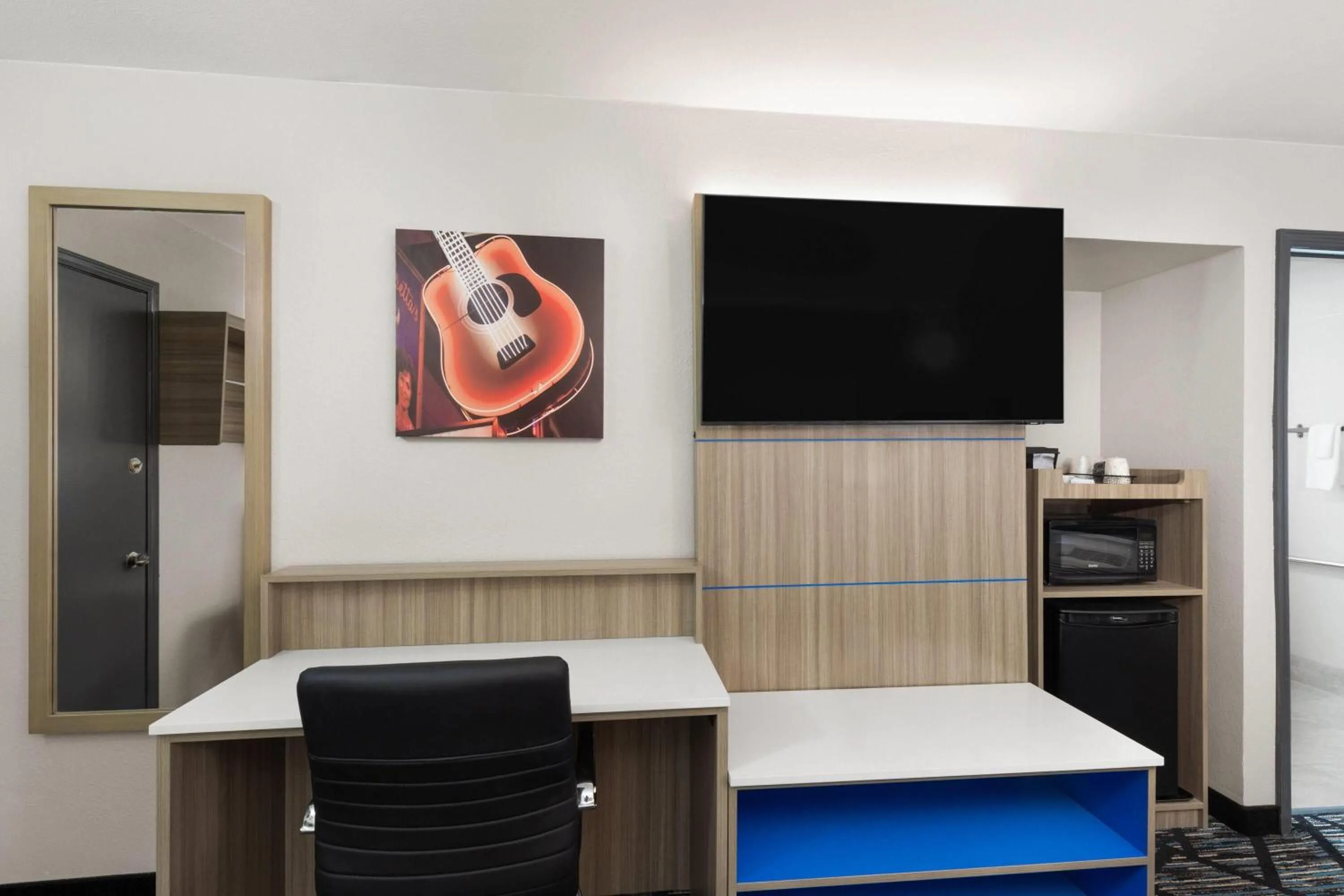 Photo of the whole room in La Quinta Inn by Wyndham Nashville South