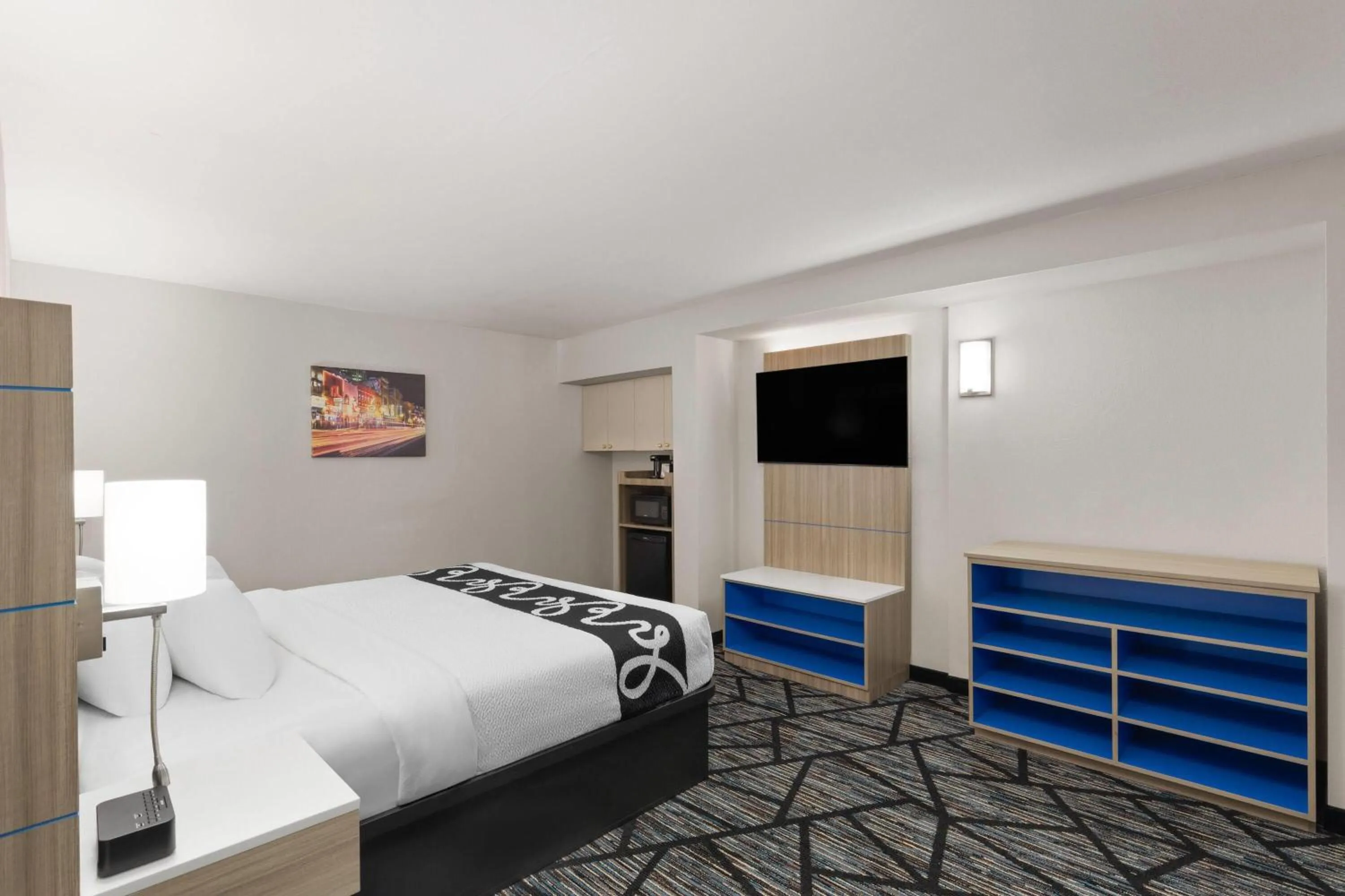 Photo of the whole room, Bed in La Quinta Inn by Wyndham Nashville South