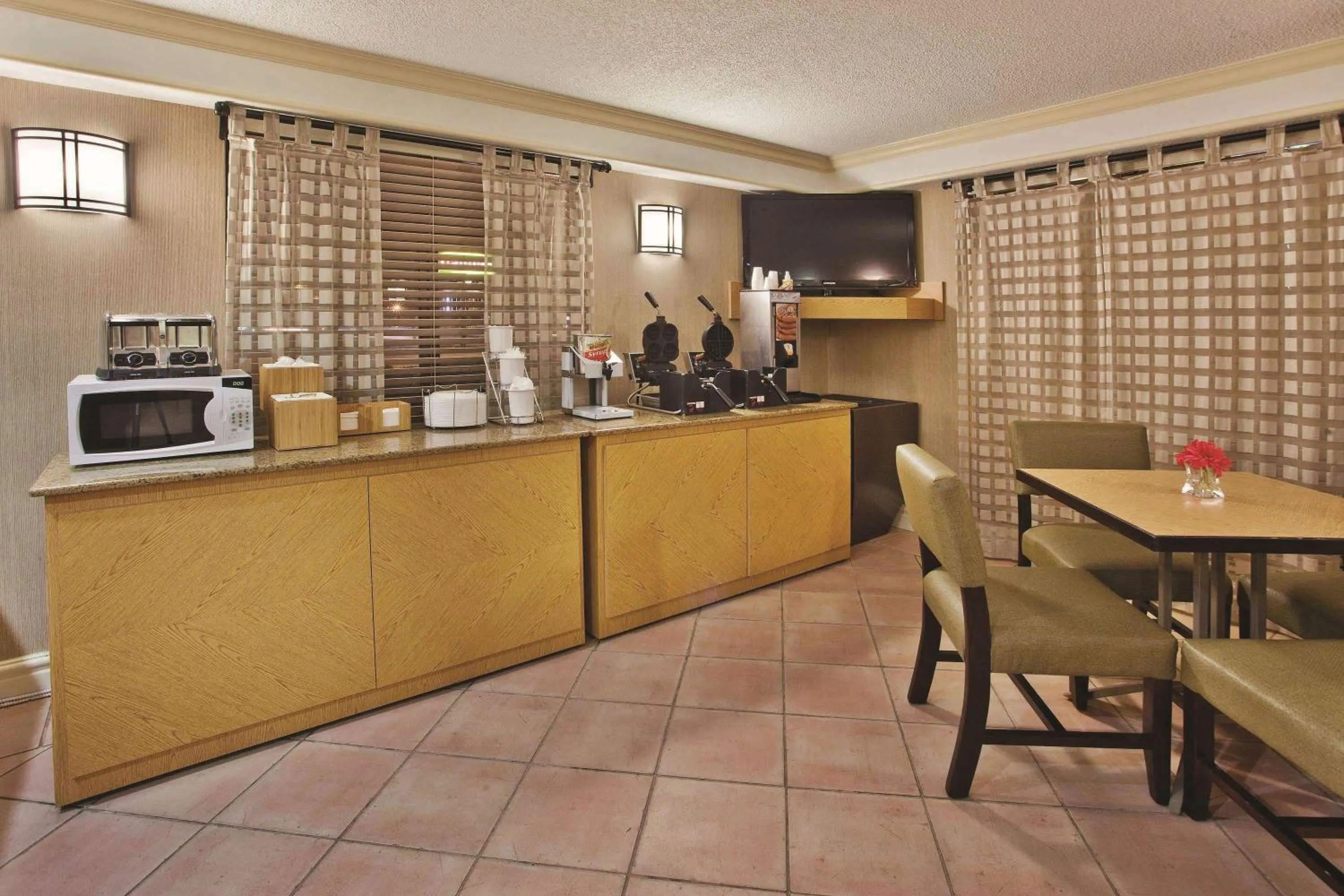 Restaurant/places to eat in La Quinta Inn by Wyndham Savannah Midtown