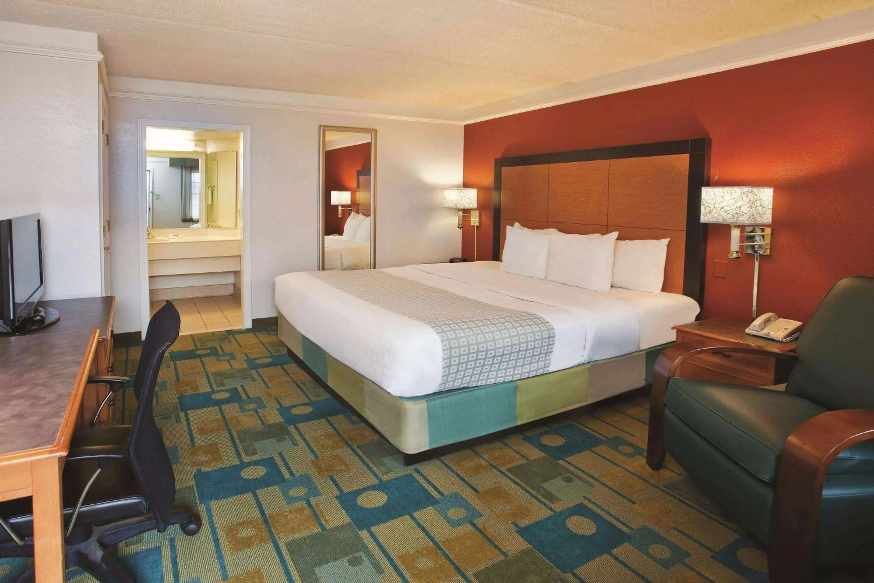 Photo of the whole room in La Quinta Inn by Wyndham Savannah Midtown