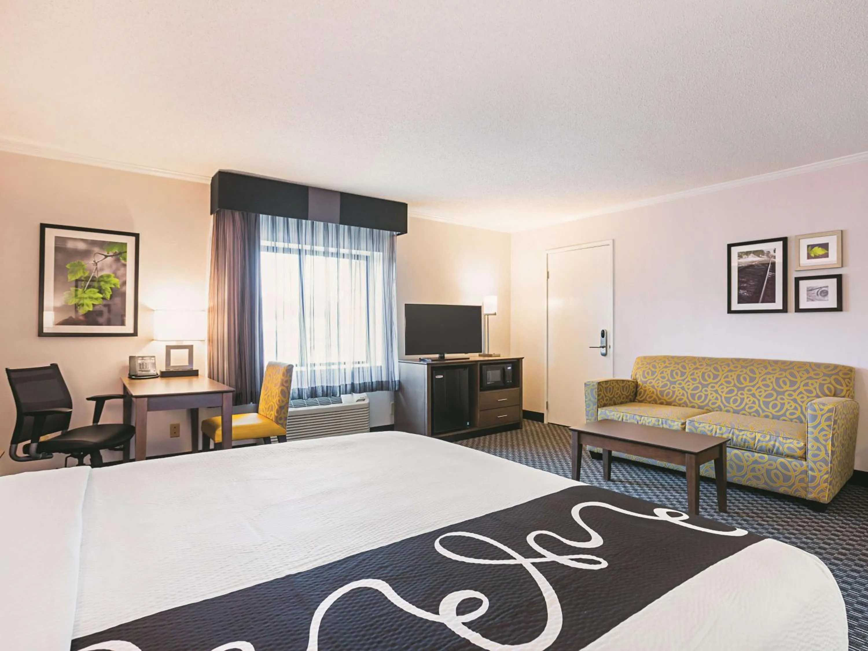 Photo of the whole room, Bed in La Quinta by Wyndham Atlanta Midtown - Buckhead