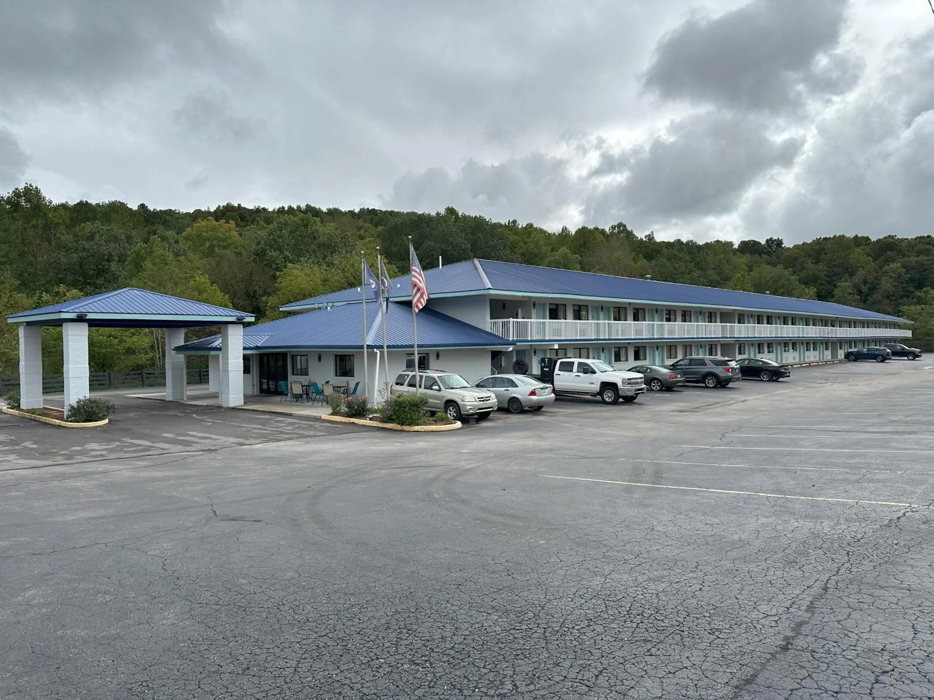 Property building in Days Inn by Wyndham Renfro Valley Mount Vernon