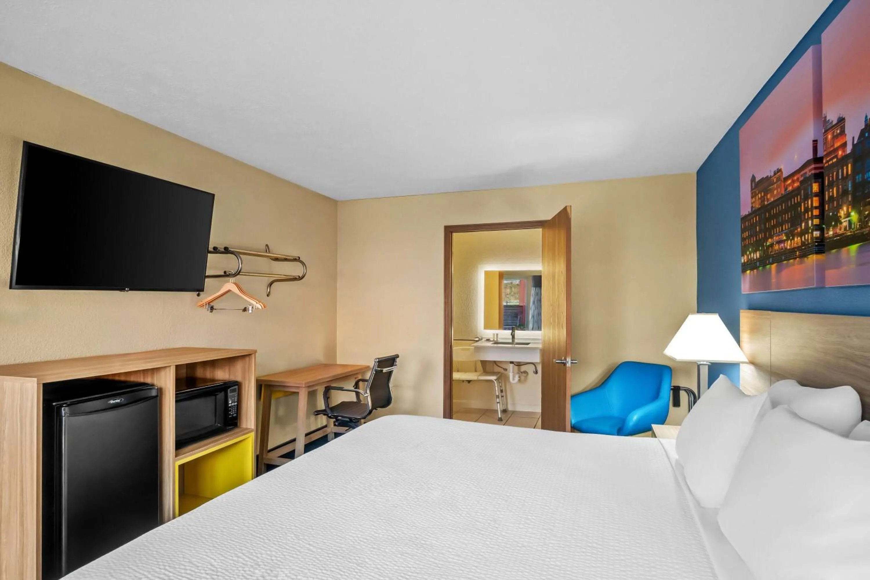 Bed in Days Inn by Wyndham Renfro Valley Mount Vernon