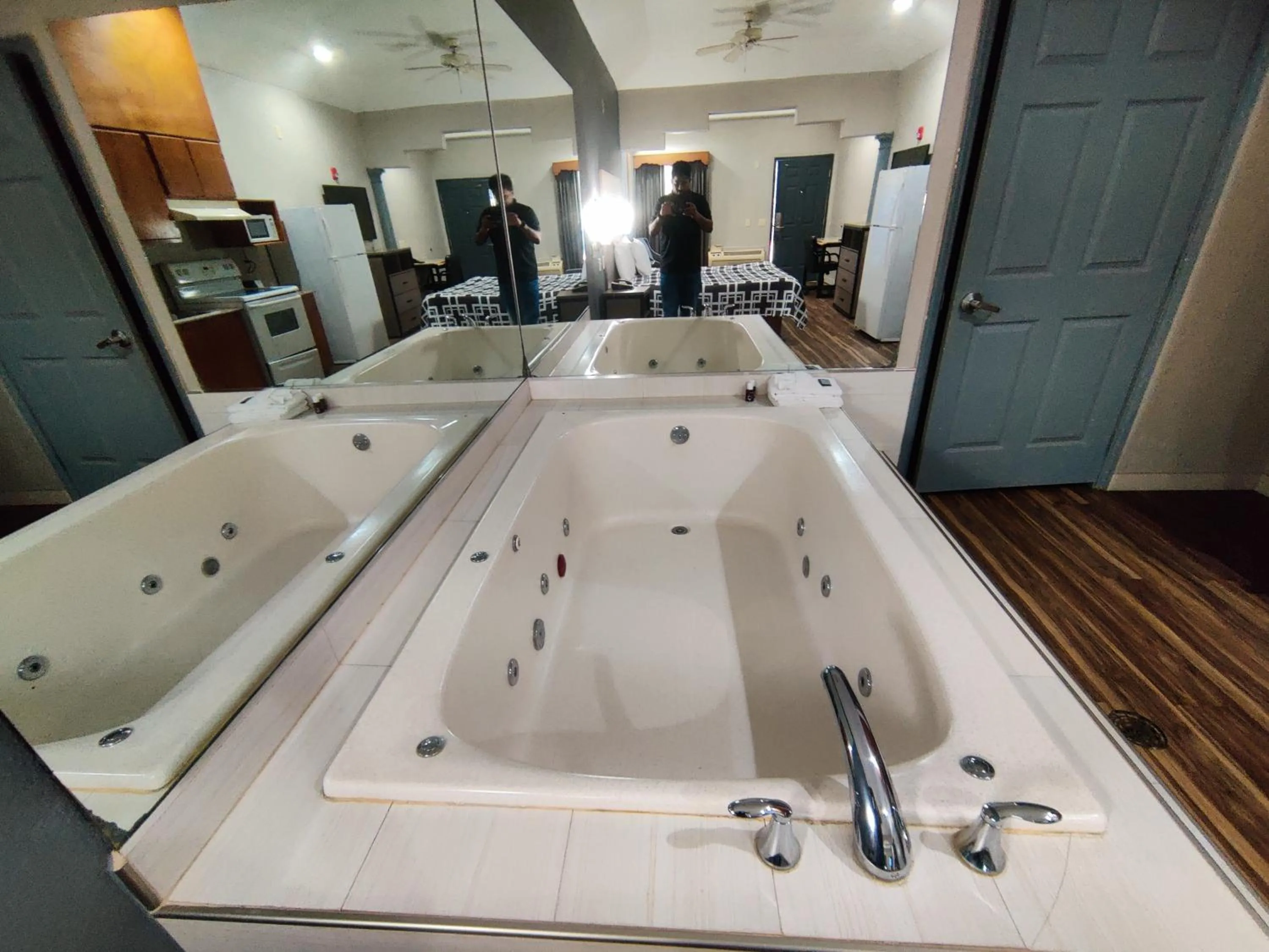 Hot Tub in Regency Inn & Suites By Capital O Houston IAH Airport