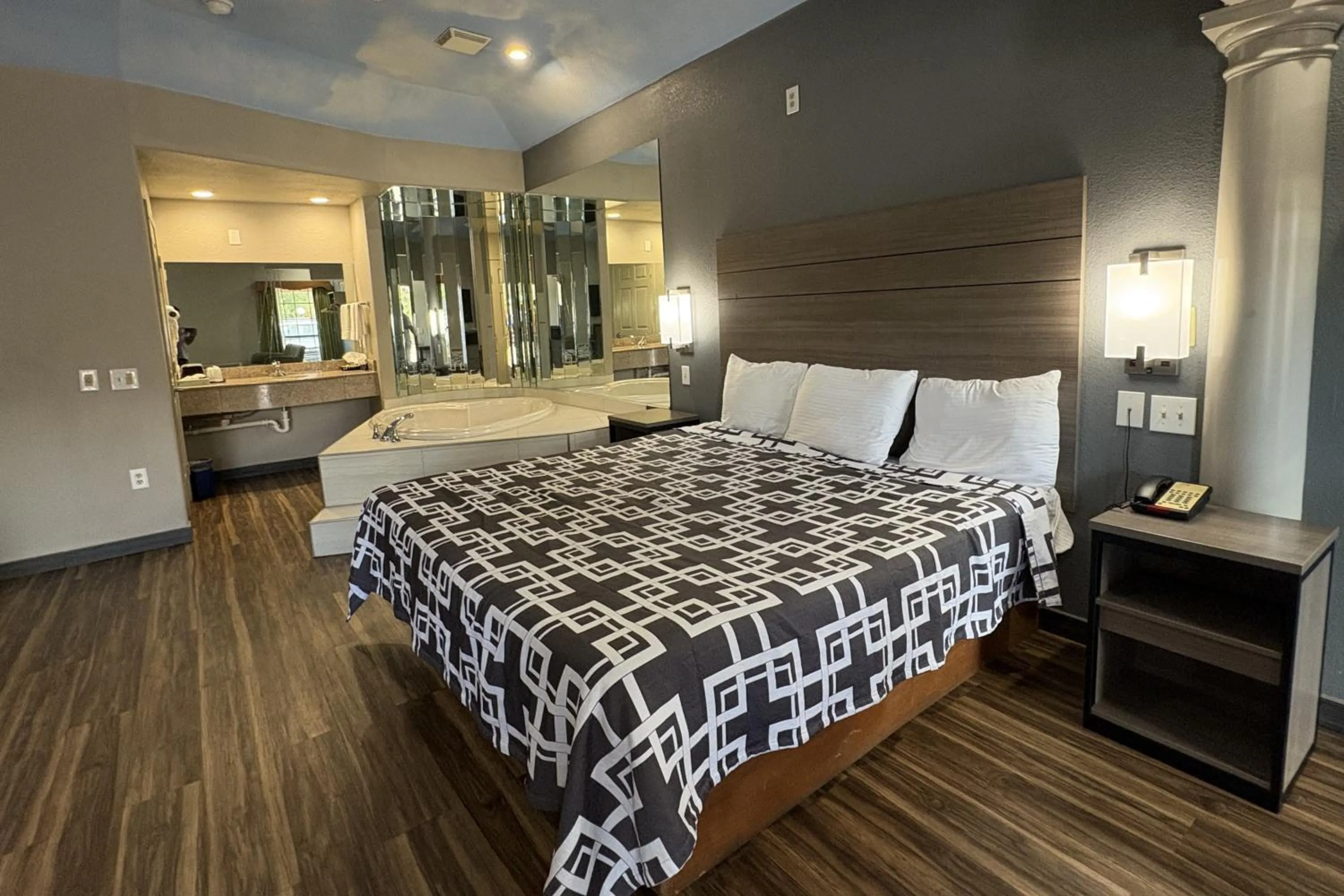 Bedroom, Bed in Regency Inn & Suites By Capital O Houston IAH Airport