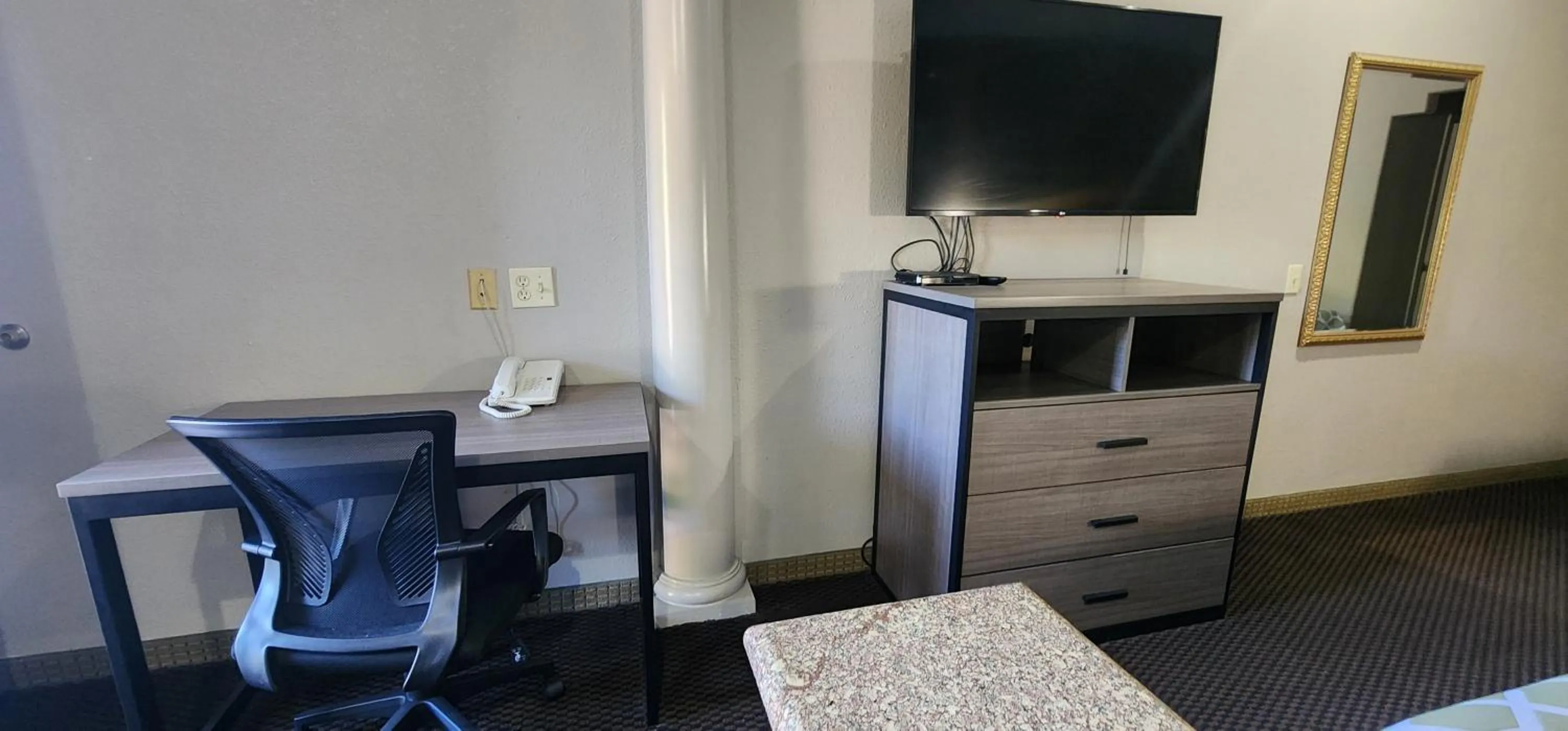 Bedroom in Regency Inn & Suites By Capital O Houston IAH Airport