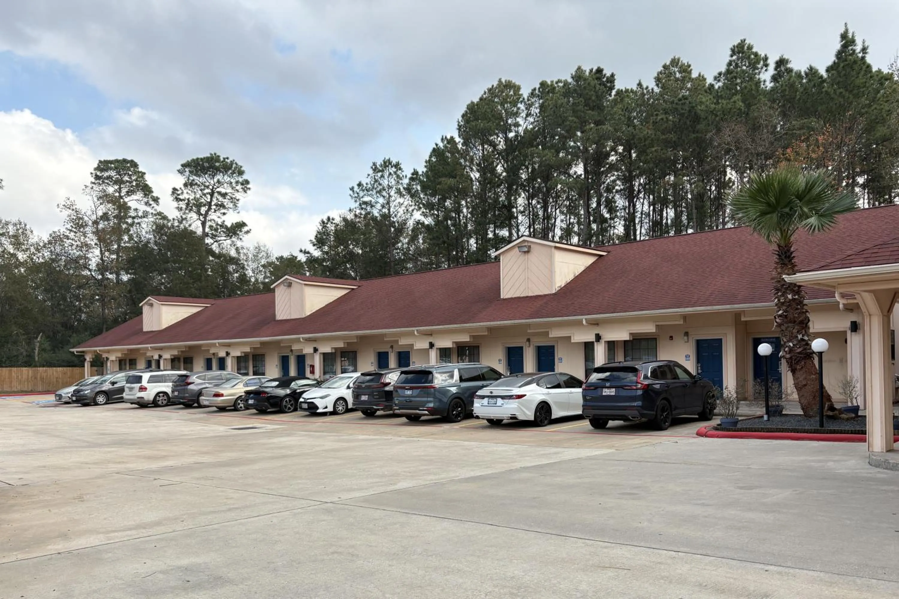 Parking in Regency Inn & Suites By Capital O Houston IAH Airport