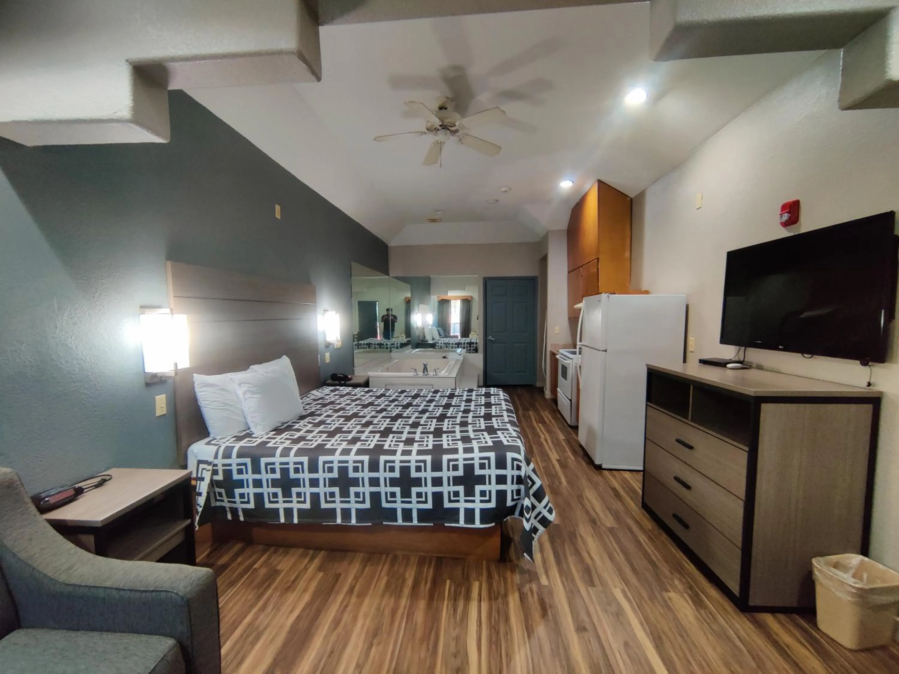 Bedroom, Bed in Regency Inn & Suites By Capital O Houston IAH Airport