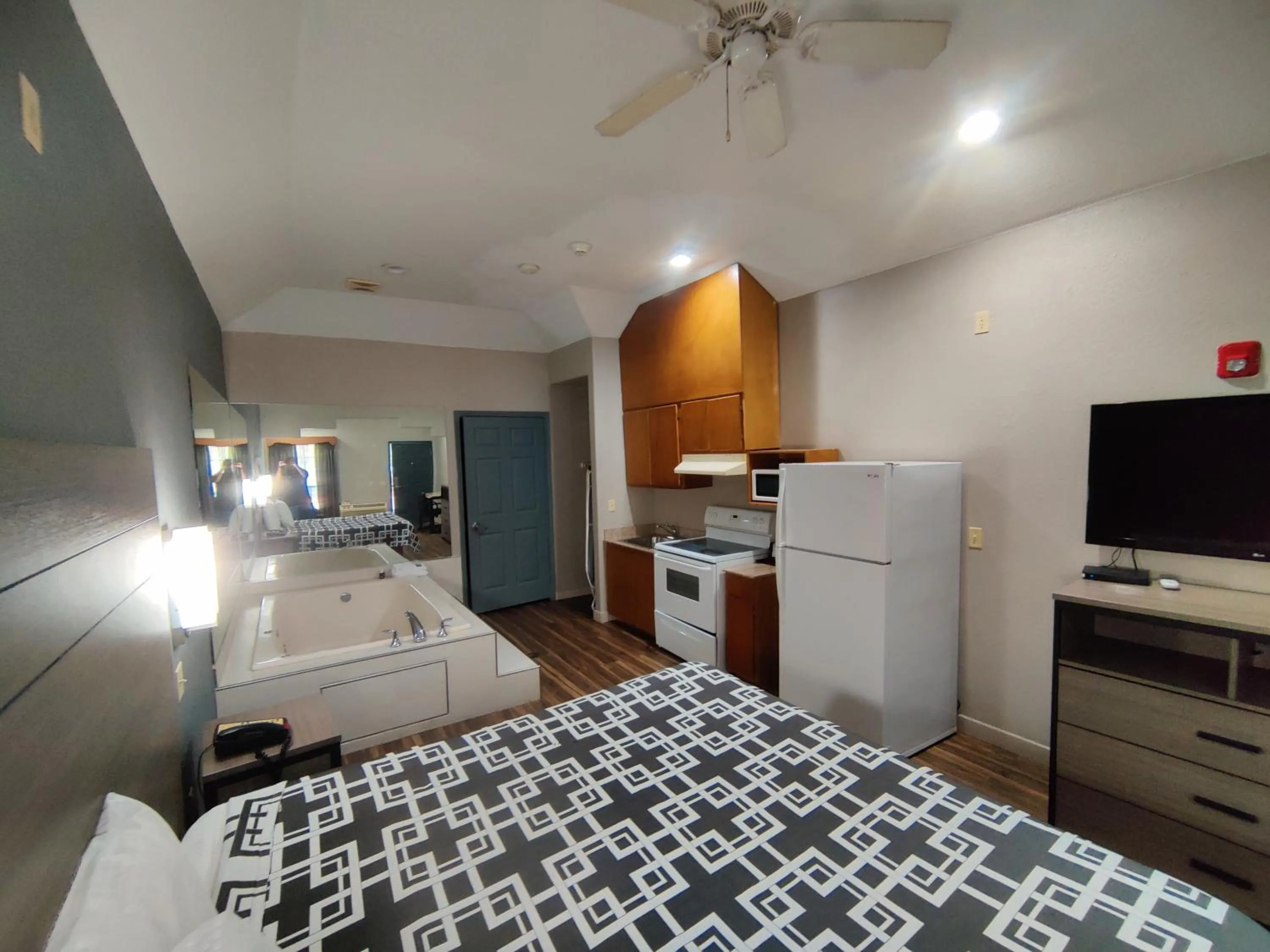 Bedroom, Bed in Regency Inn & Suites By Capital O Houston IAH Airport