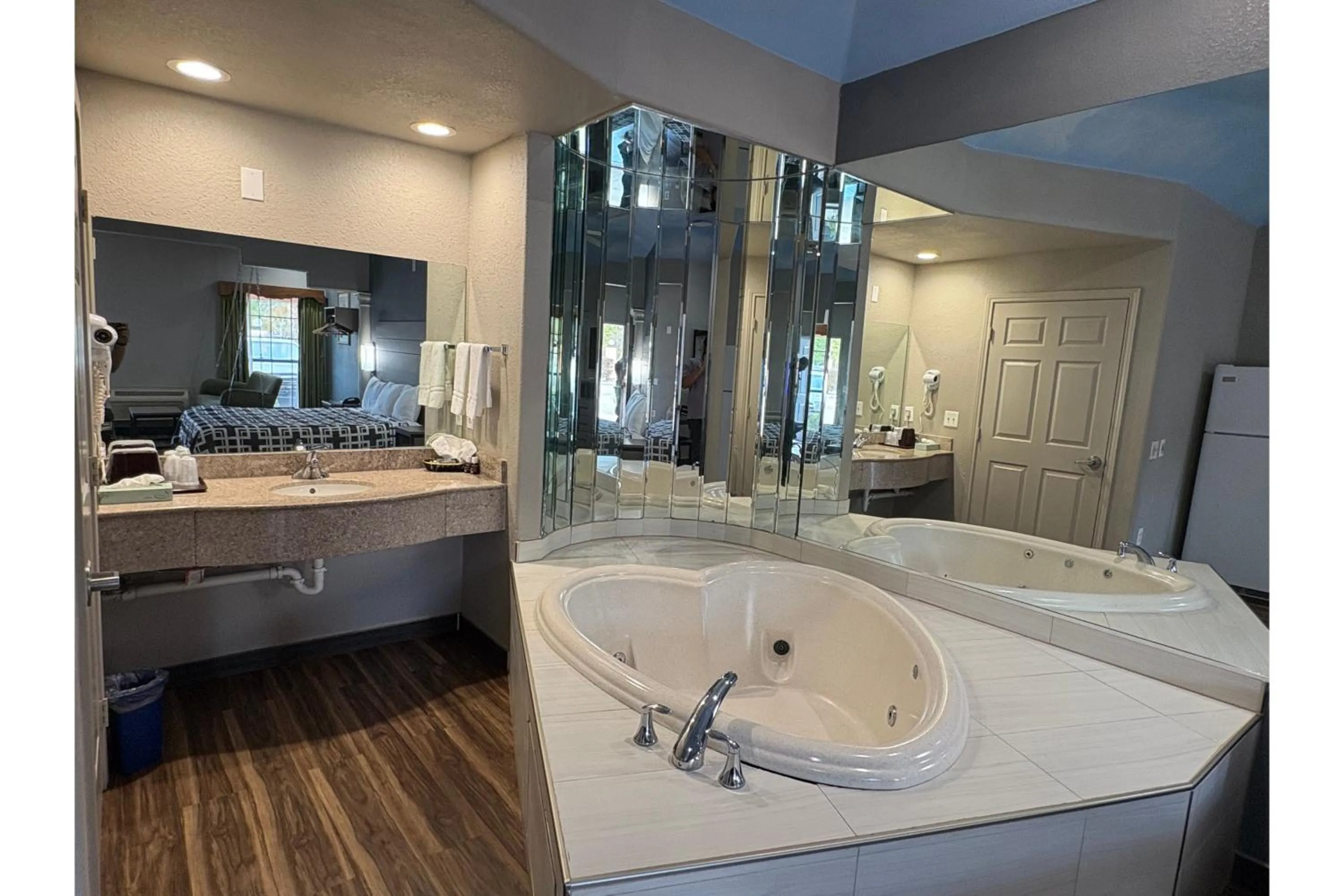 Hot Tub in Regency Inn & Suites By Capital O Houston IAH Airport