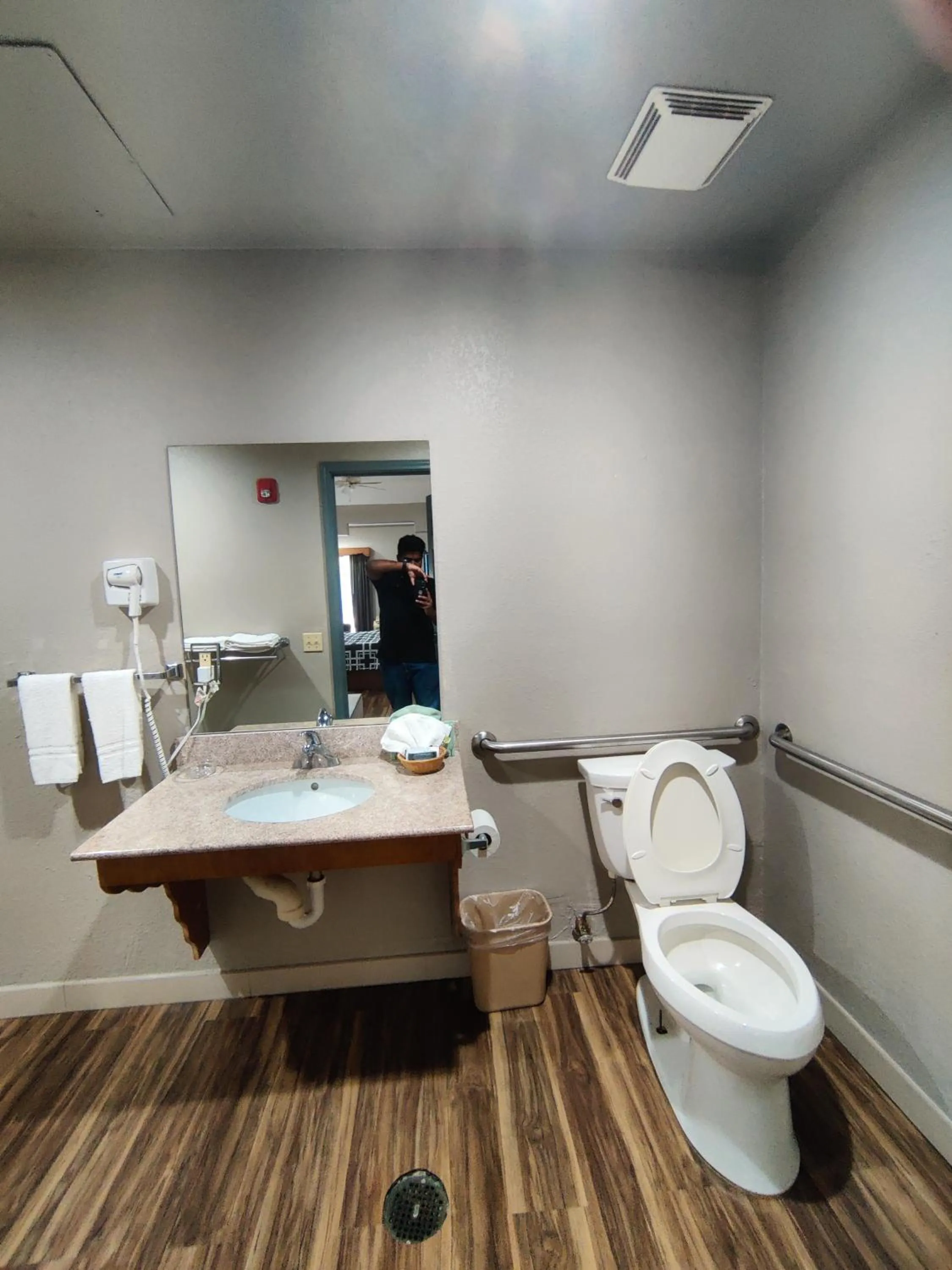 Bathroom in Regency Inn & Suites By Capital O Houston IAH Airport