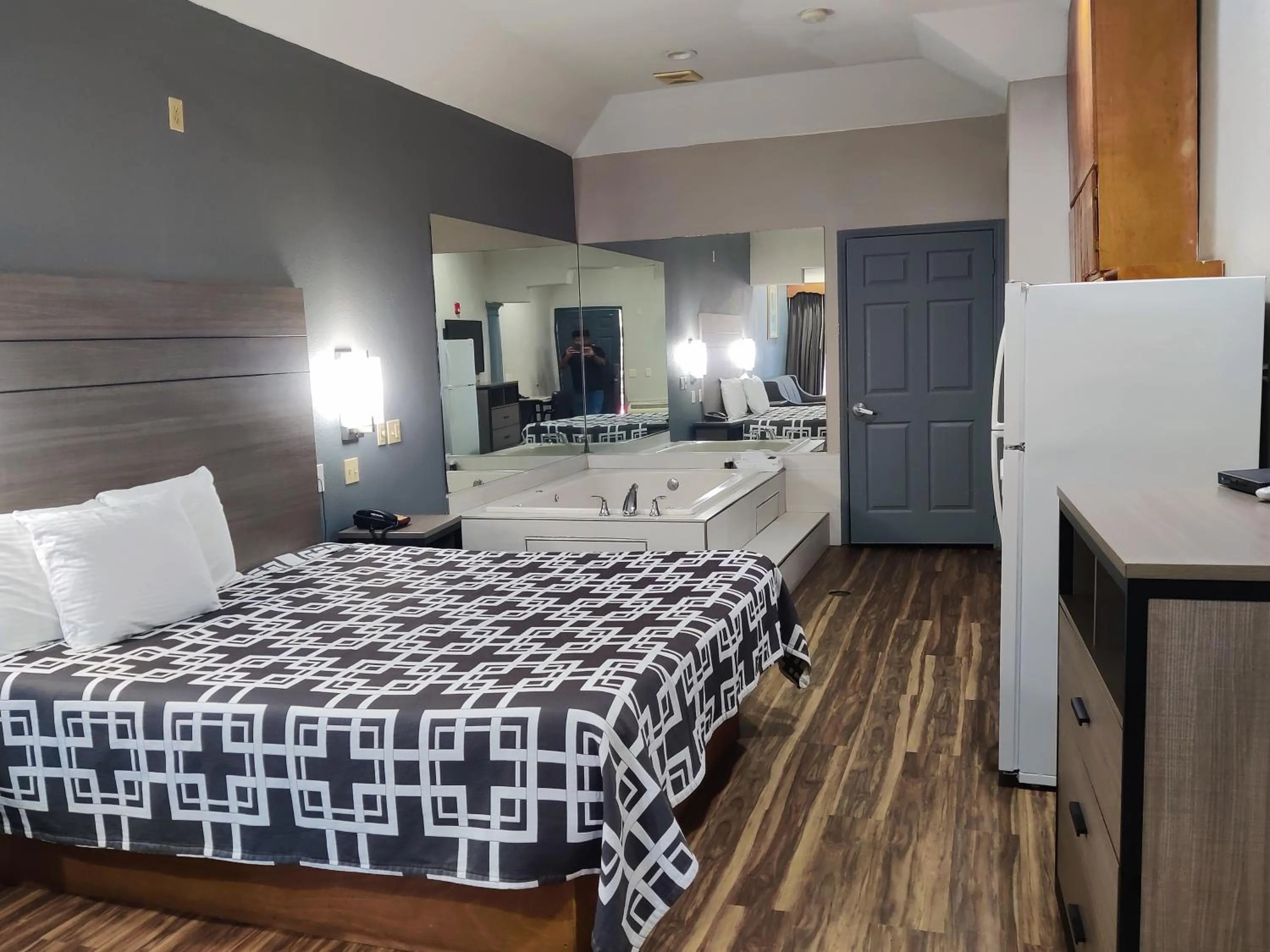 Bedroom, Bed in Regency Inn & Suites By Capital O Houston IAH Airport