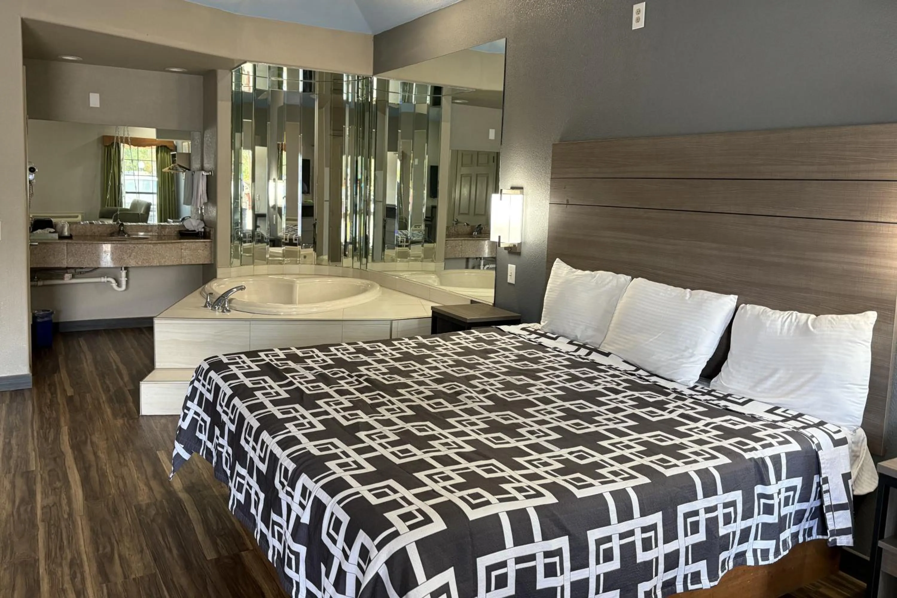 Bathroom, Bed in Regency Inn & Suites By Capital O Houston IAH Airport