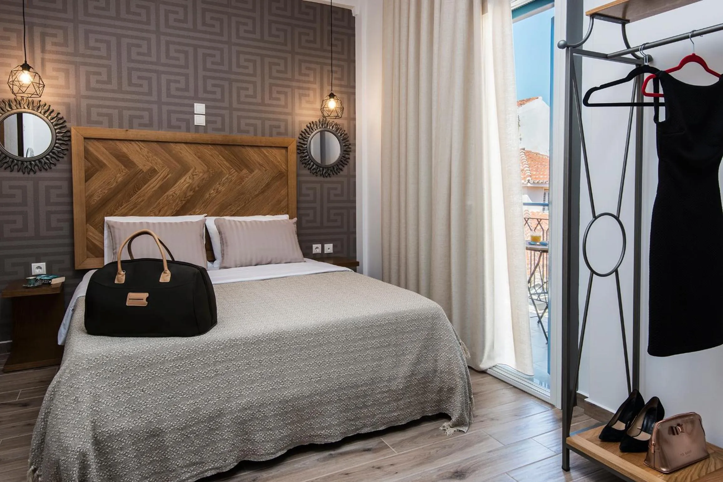 Balcony/Terrace, Bed in DownTown Hotel