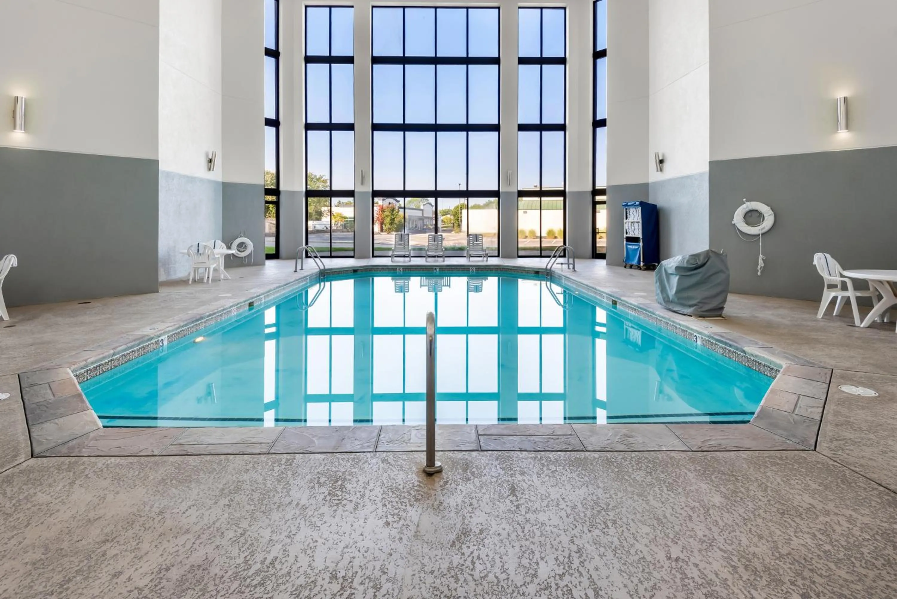 Swimming pool in Hampton Inn Indianapolis Northeast/Castleton