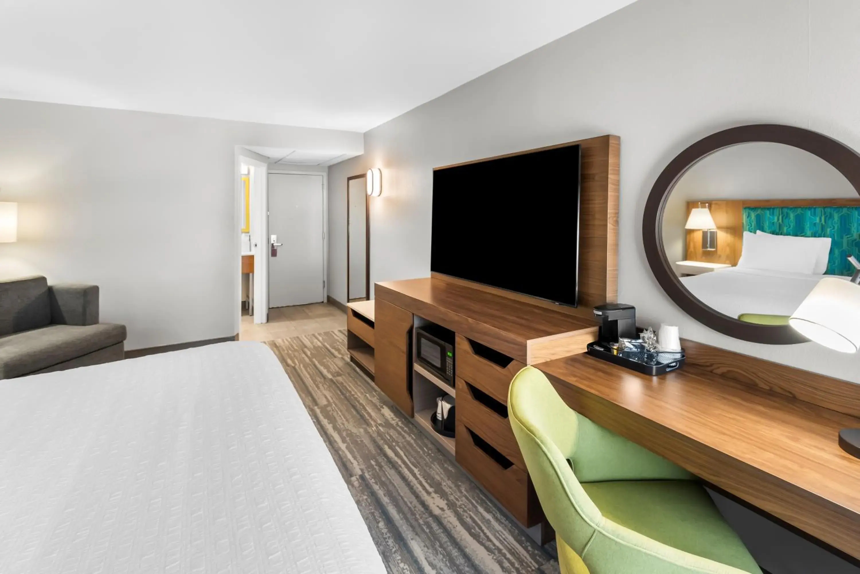 Double Room with Tub - Mobility and Hearing Accessible/Non-Smoking in Hampton Inn Indianapolis Northeast/Castleton Double Room with Tub - Mobility and Hearing Accessible/Non-Smoking in Hampton Inn Indianapolis Northeast/Castleton