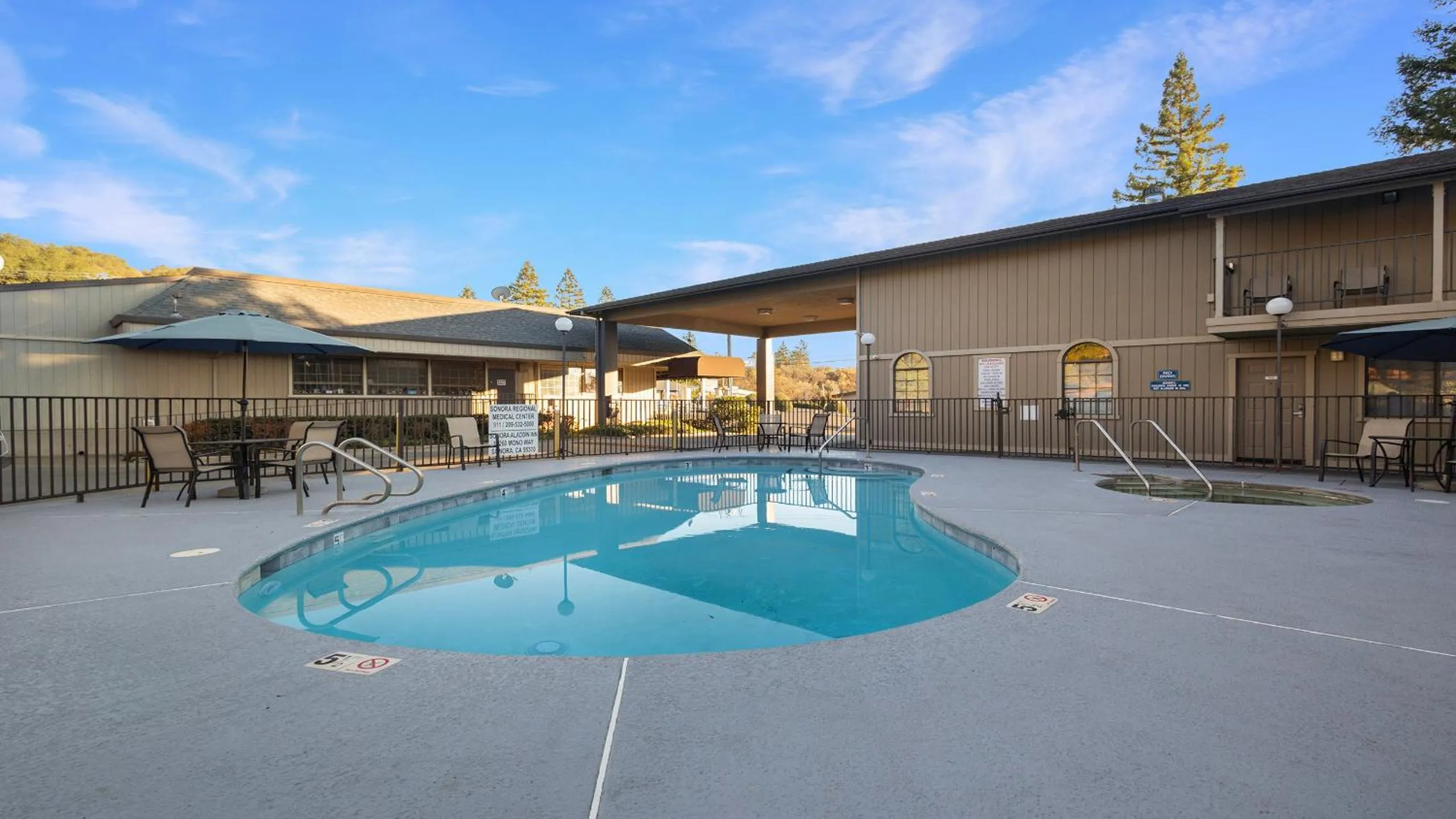 Swimming pool in Sonora Aladdin Motor Inn