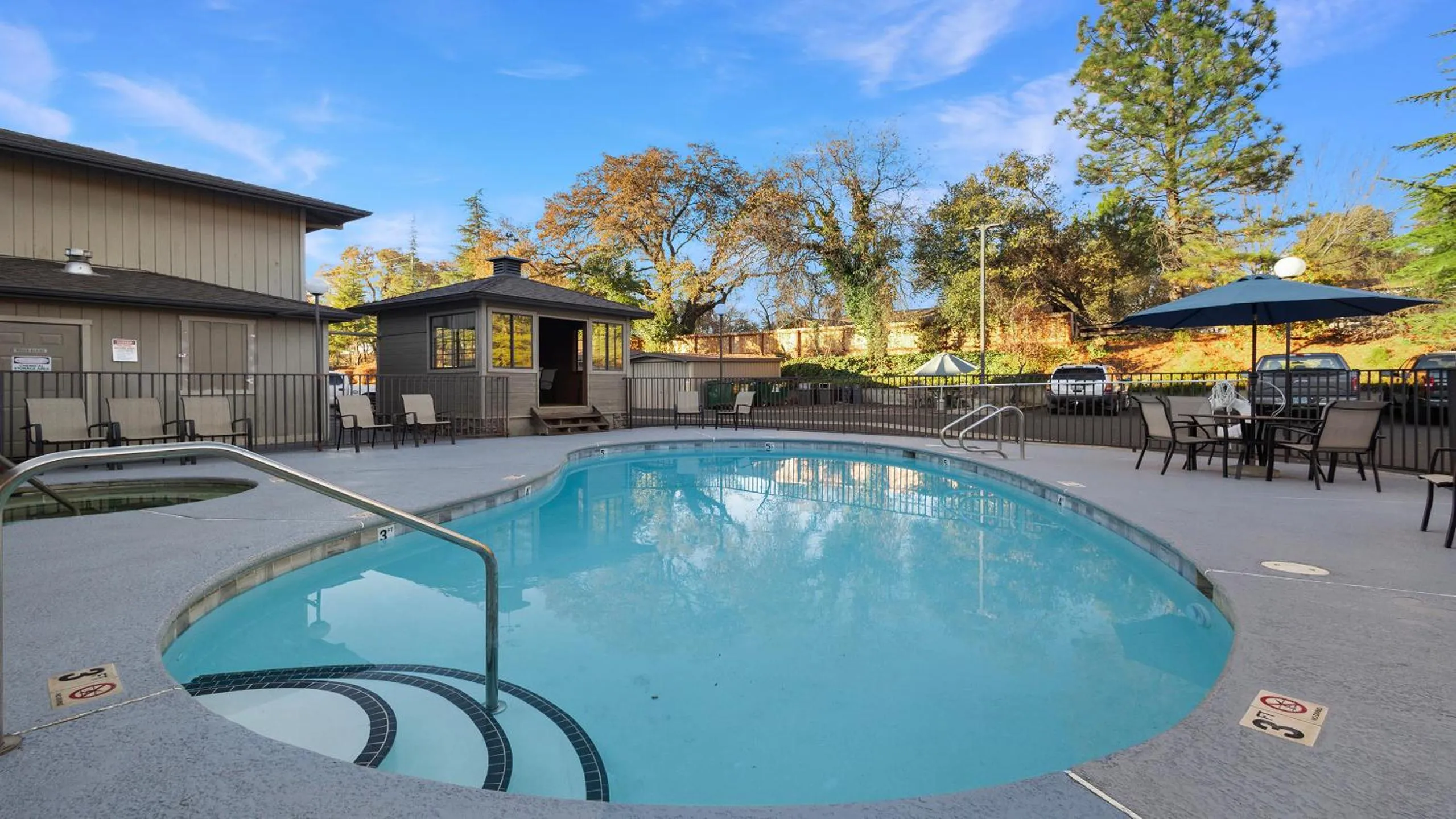 Swimming pool in Sonora Aladdin Motor Inn