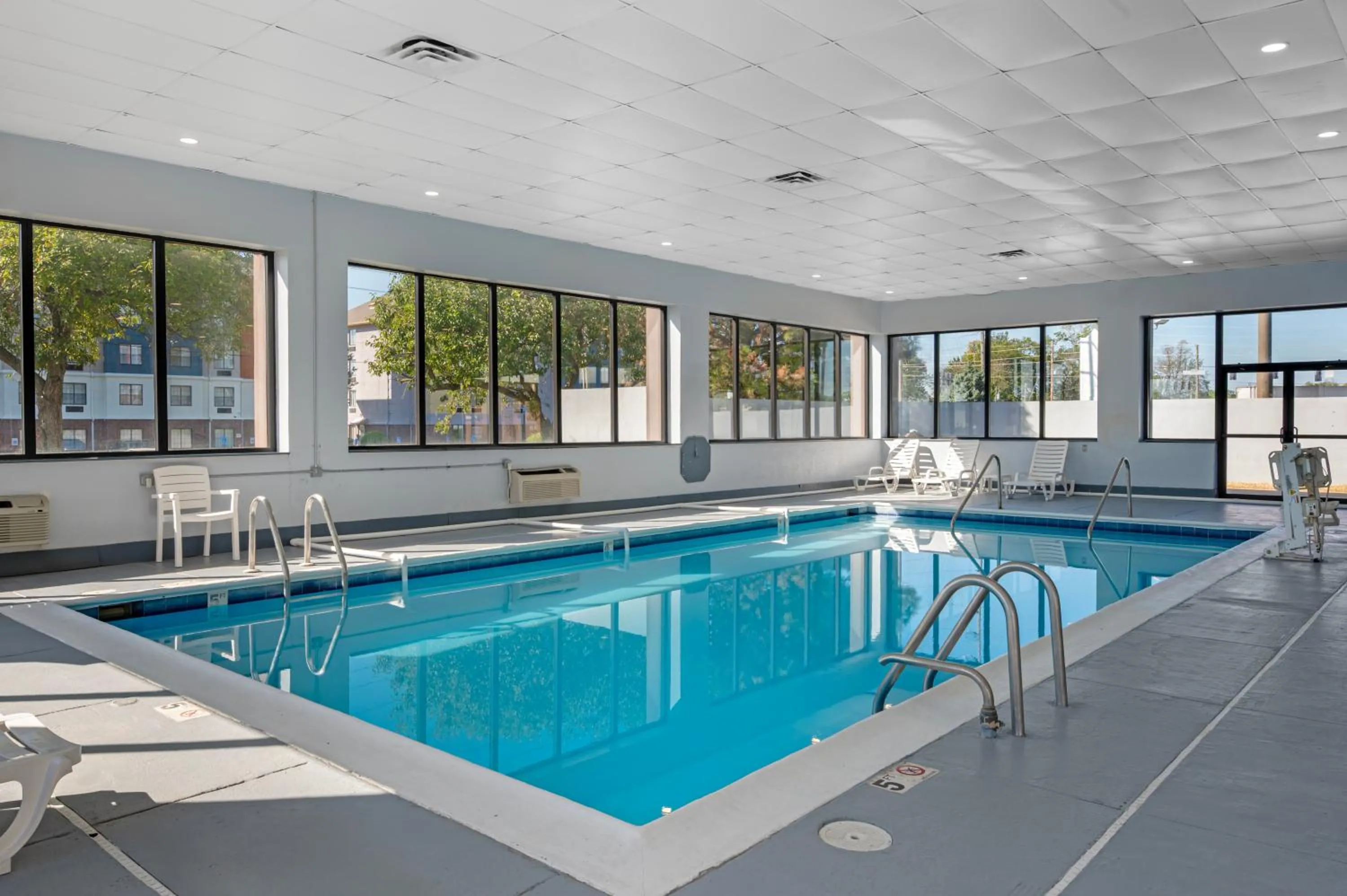 Swimming pool in Sleep Inn Indianapolis East