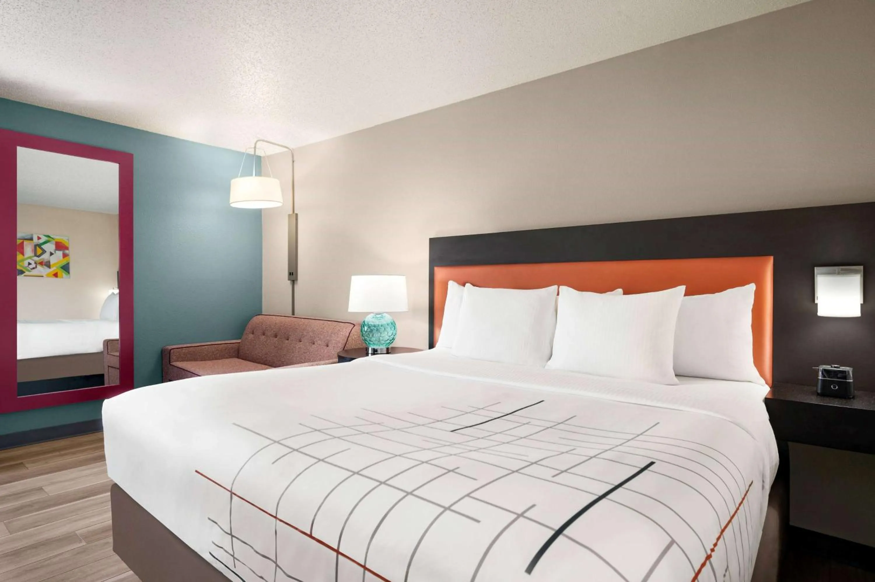 Photo of the whole room, Bed in La Quinta Inn by Wyndham Columbus Dublin