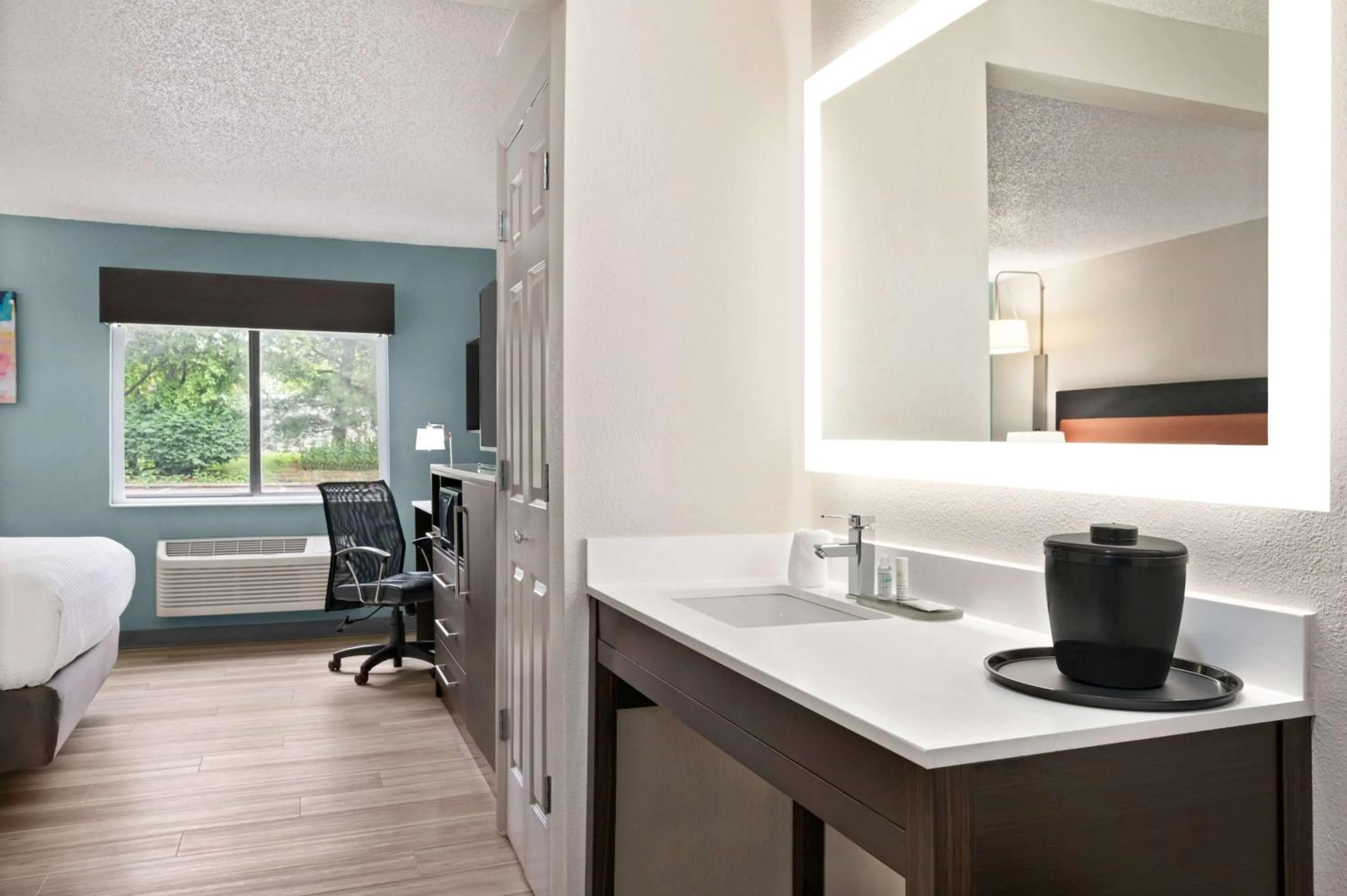 Photo of the whole room, Bed in La Quinta Inn by Wyndham Columbus Dublin