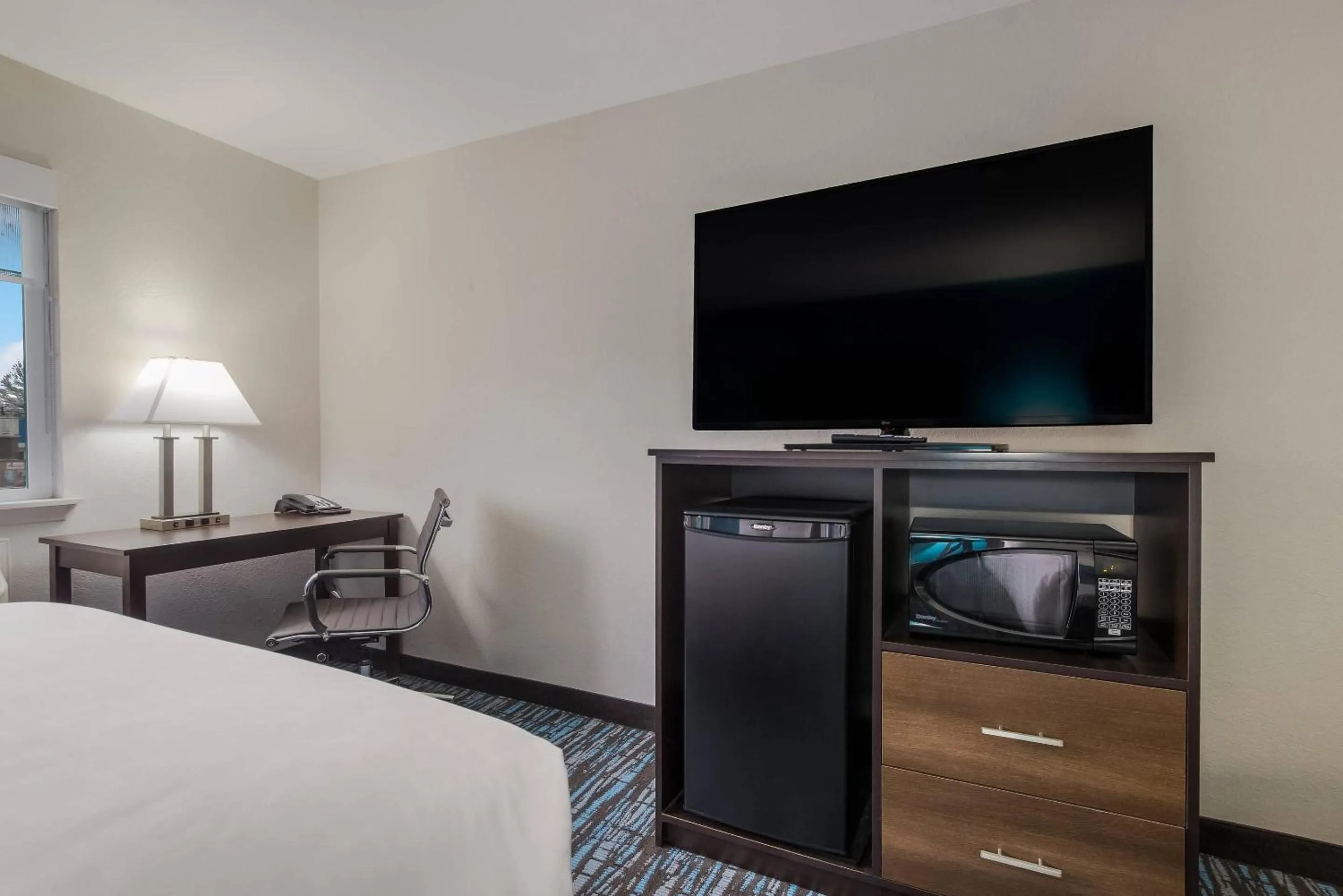 Bedroom, Bed in Clarion Pointe Harrodsburg-Danville