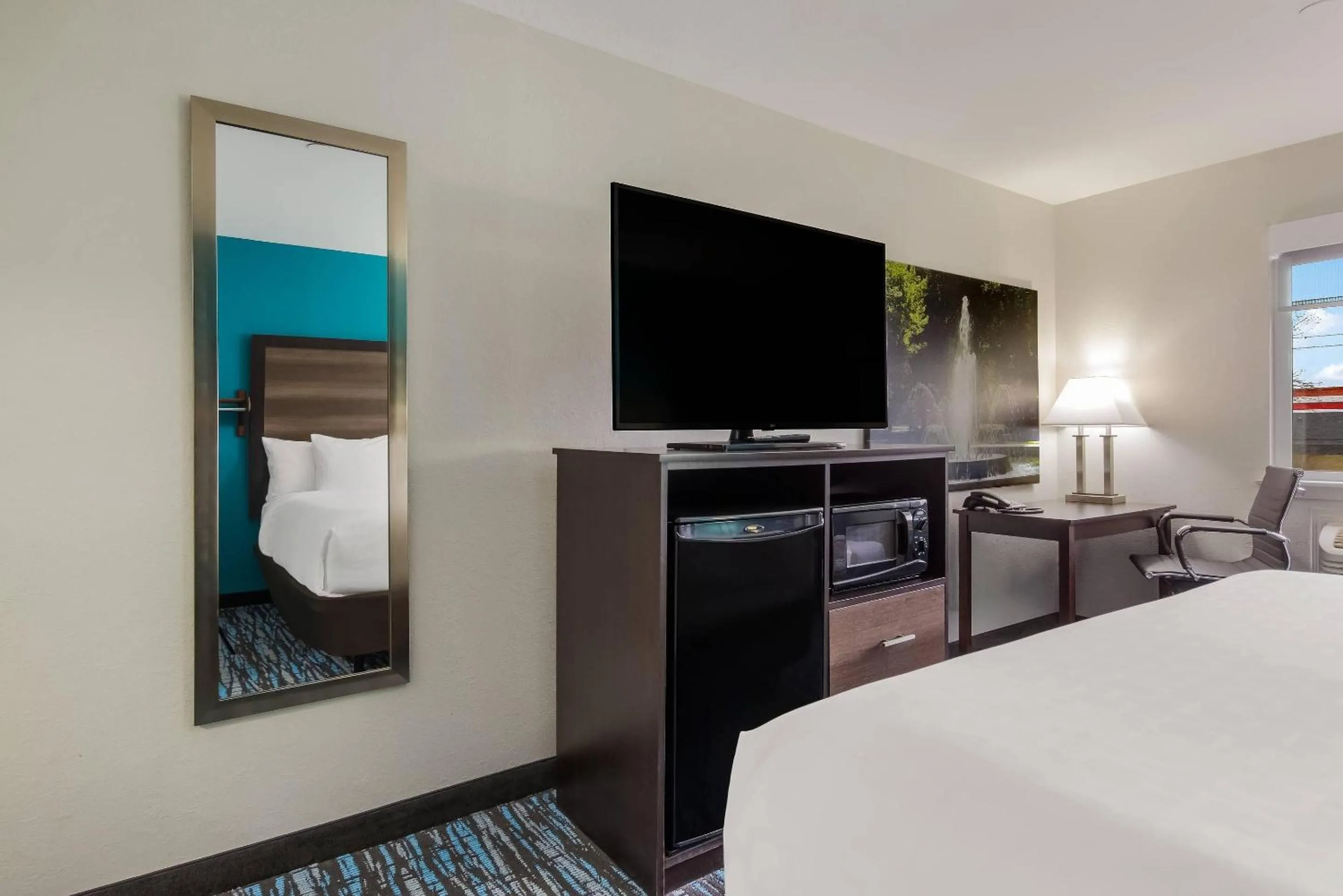 Bedroom, Bed in Clarion Pointe Harrodsburg-Danville