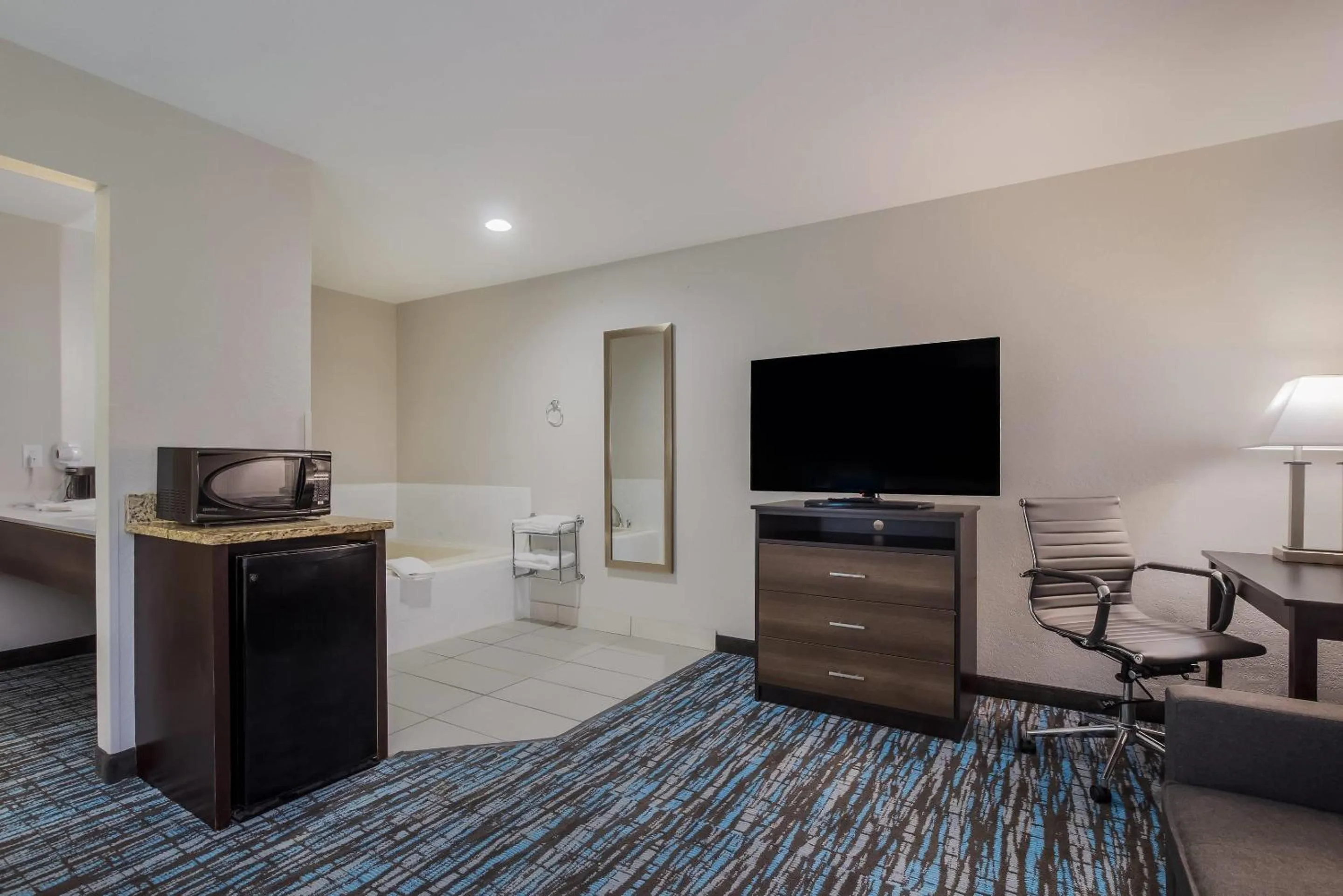 Bedroom in Clarion Pointe Harrodsburg-Danville