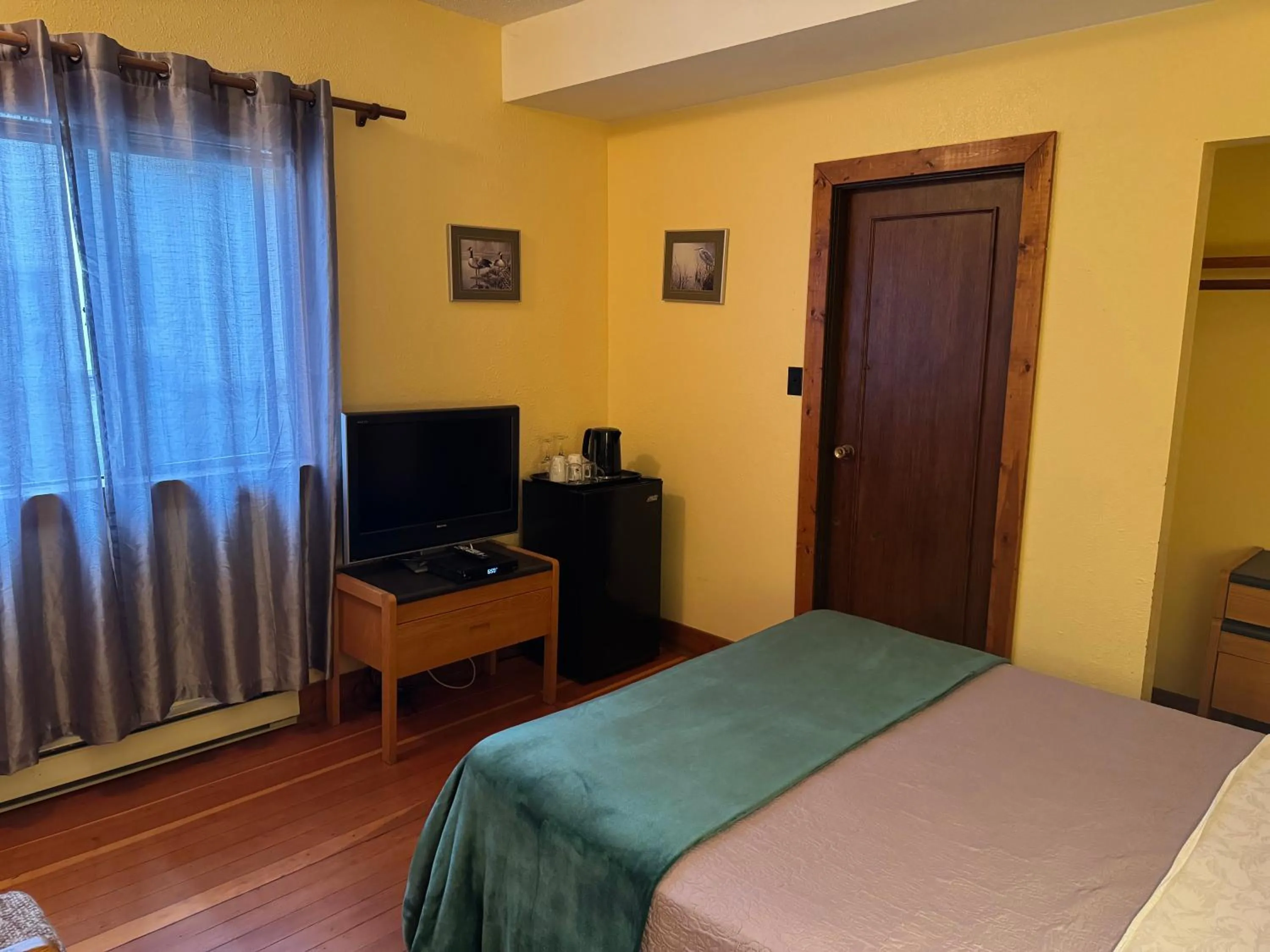 Communal lounge/ TV room, Bed in Rodmay Hotel