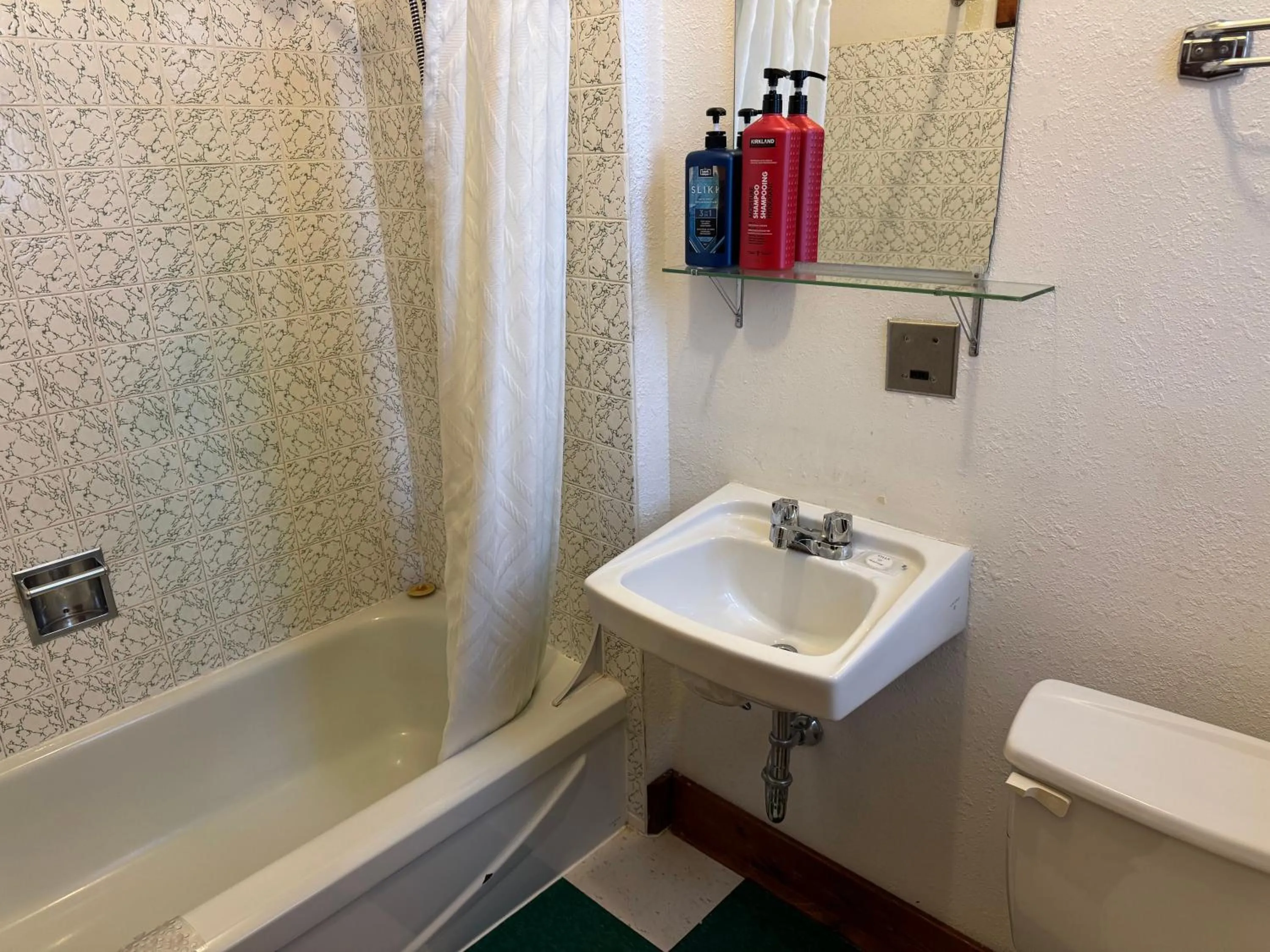 Bathroom in Rodmay Hotel