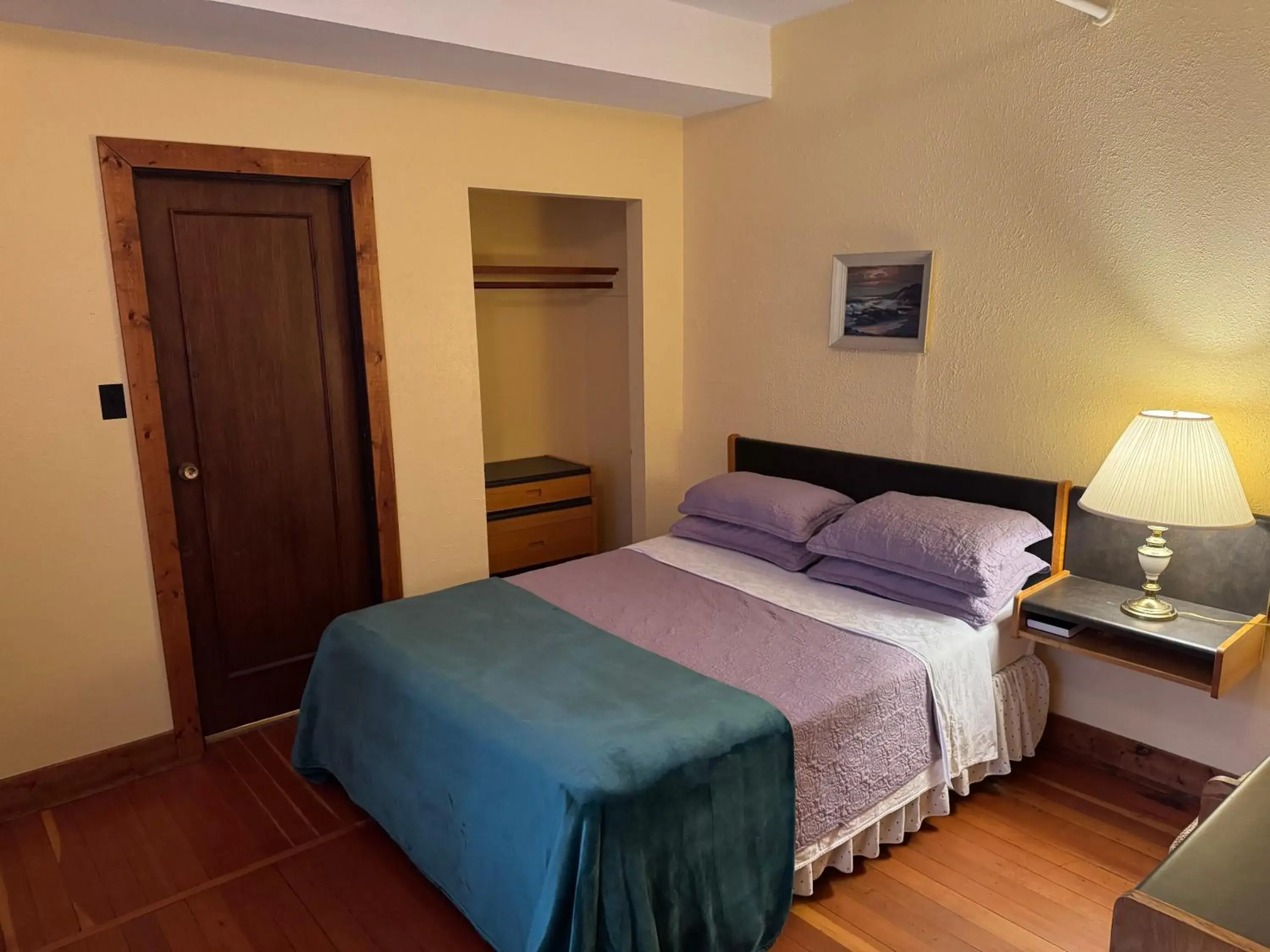 Budget Double Room in Rodmay Hotel Budget Double Room in Rodmay Hotel