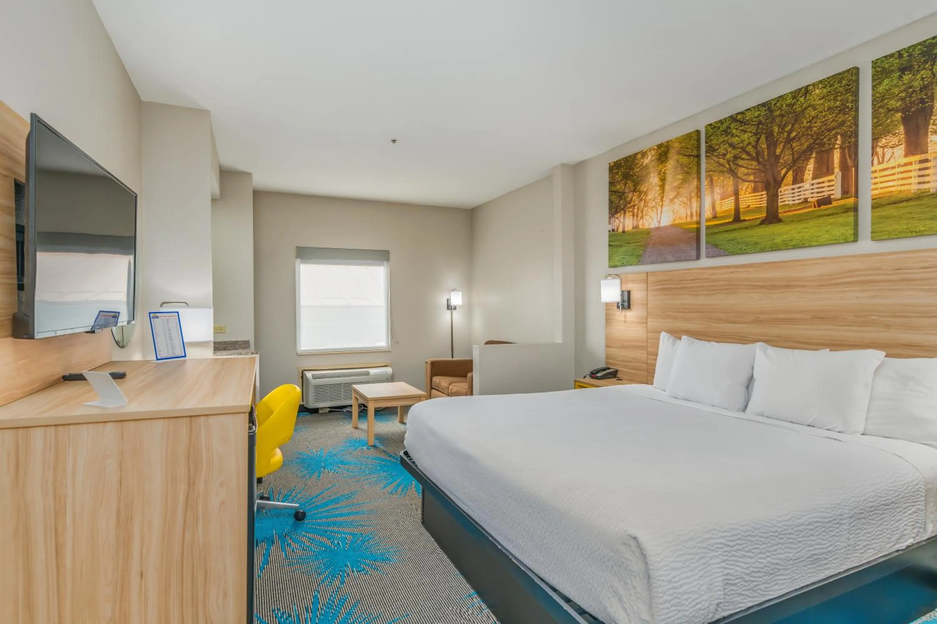 Bedroom, Bed in Days Inn & Suites by Wyndham Prattville-Montgomery