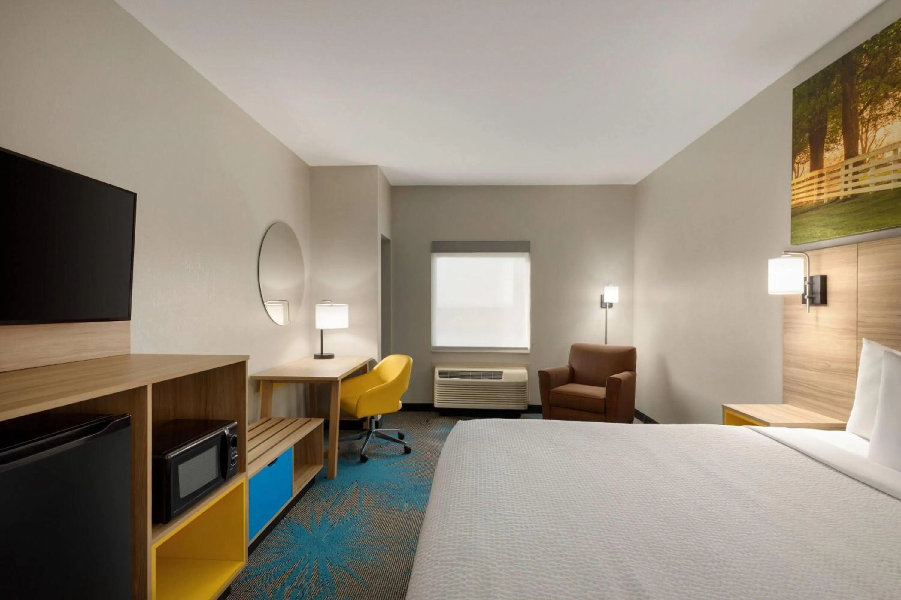 Photo of the whole room, Bed in Days Inn & Suites by Wyndham Prattville-Montgomery