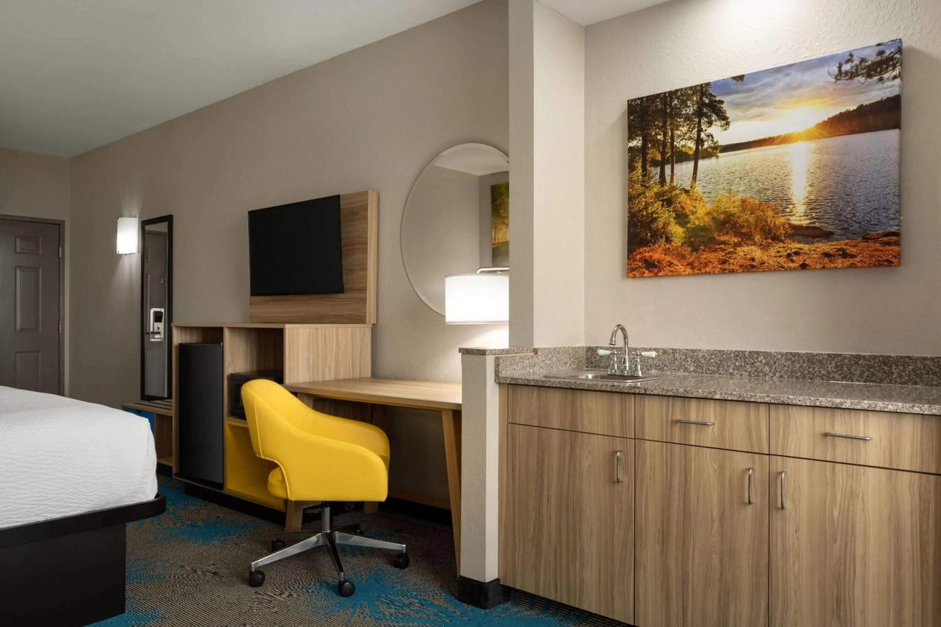Photo of the whole room, Bed in Days Inn & Suites by Wyndham Prattville-Montgomery