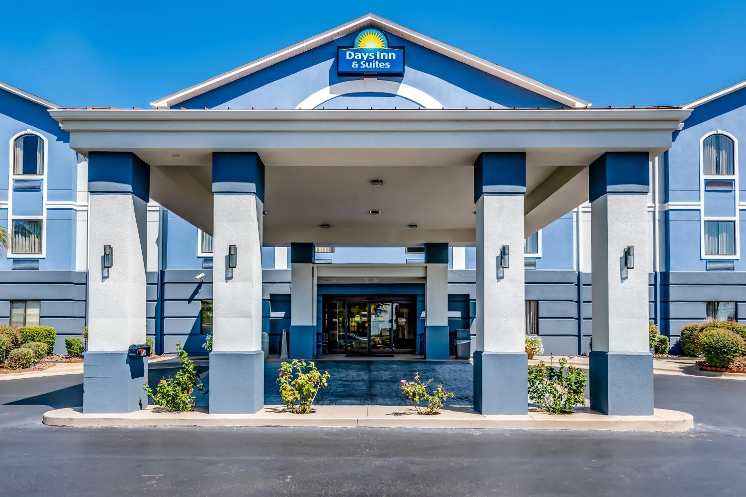 Property building in Days Inn & Suites by Wyndham Prattville-Montgomery