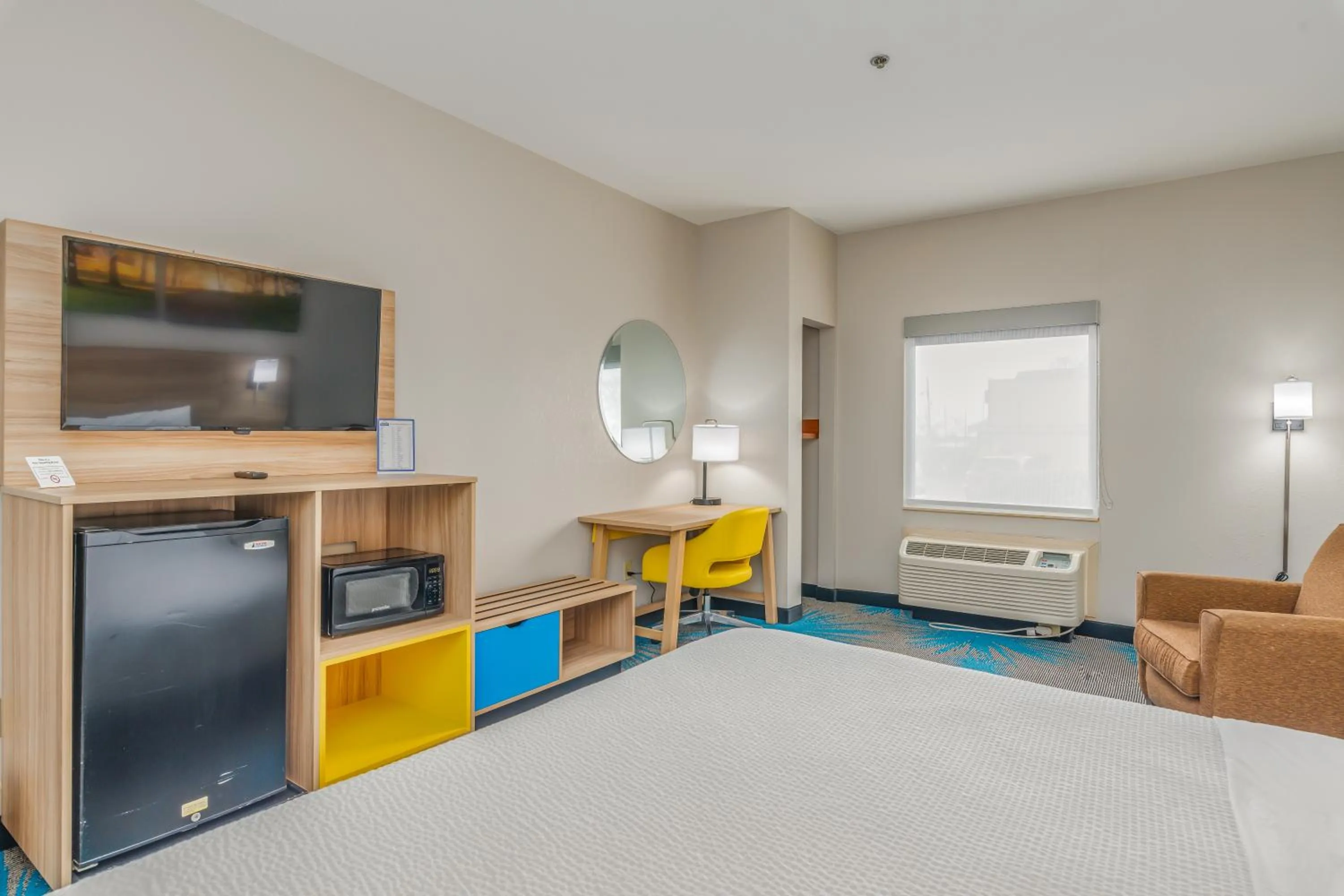 Bedroom, Bed in Days Inn & Suites by Wyndham Prattville-Montgomery