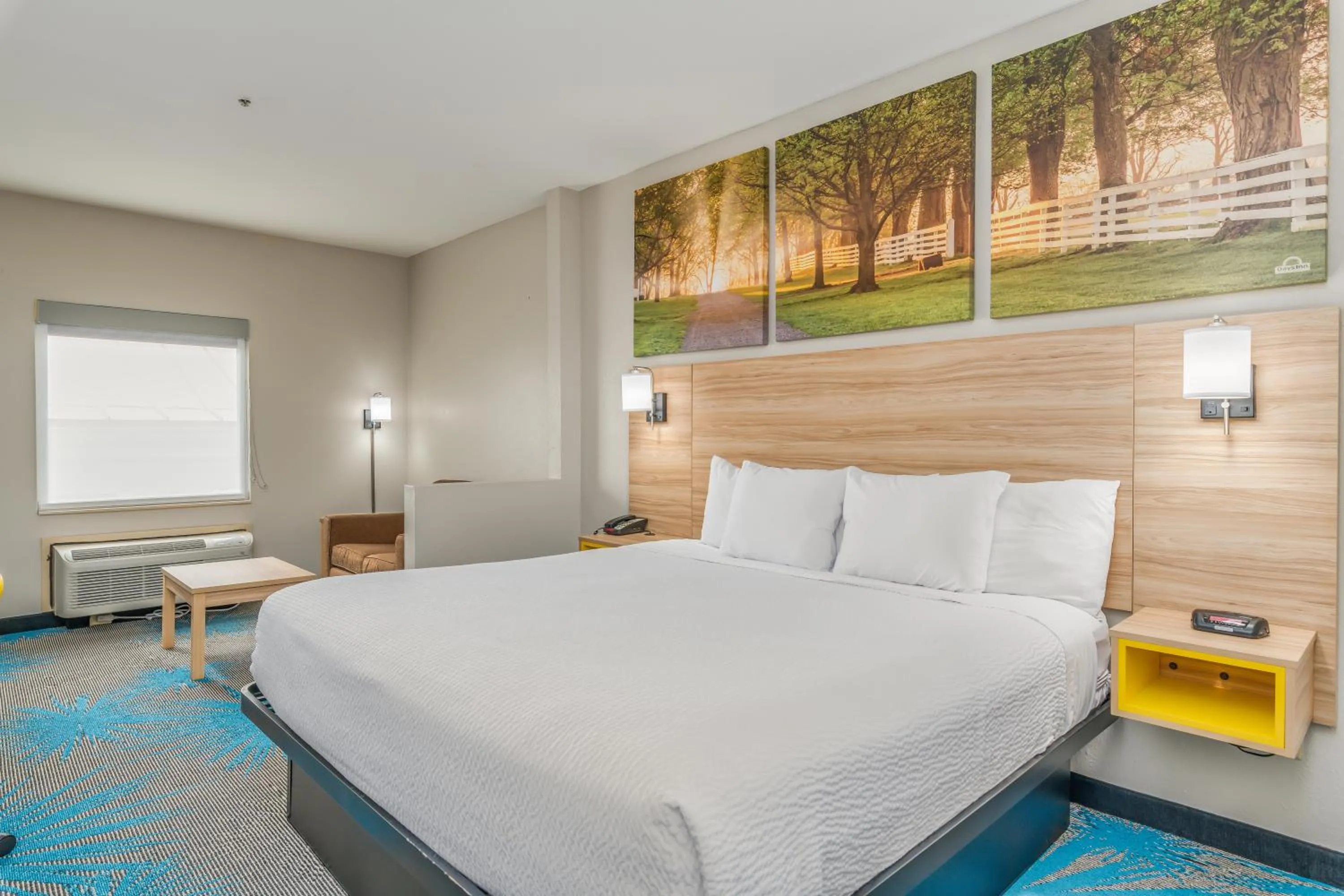 Bedroom, Bed in Days Inn & Suites by Wyndham Prattville-Montgomery