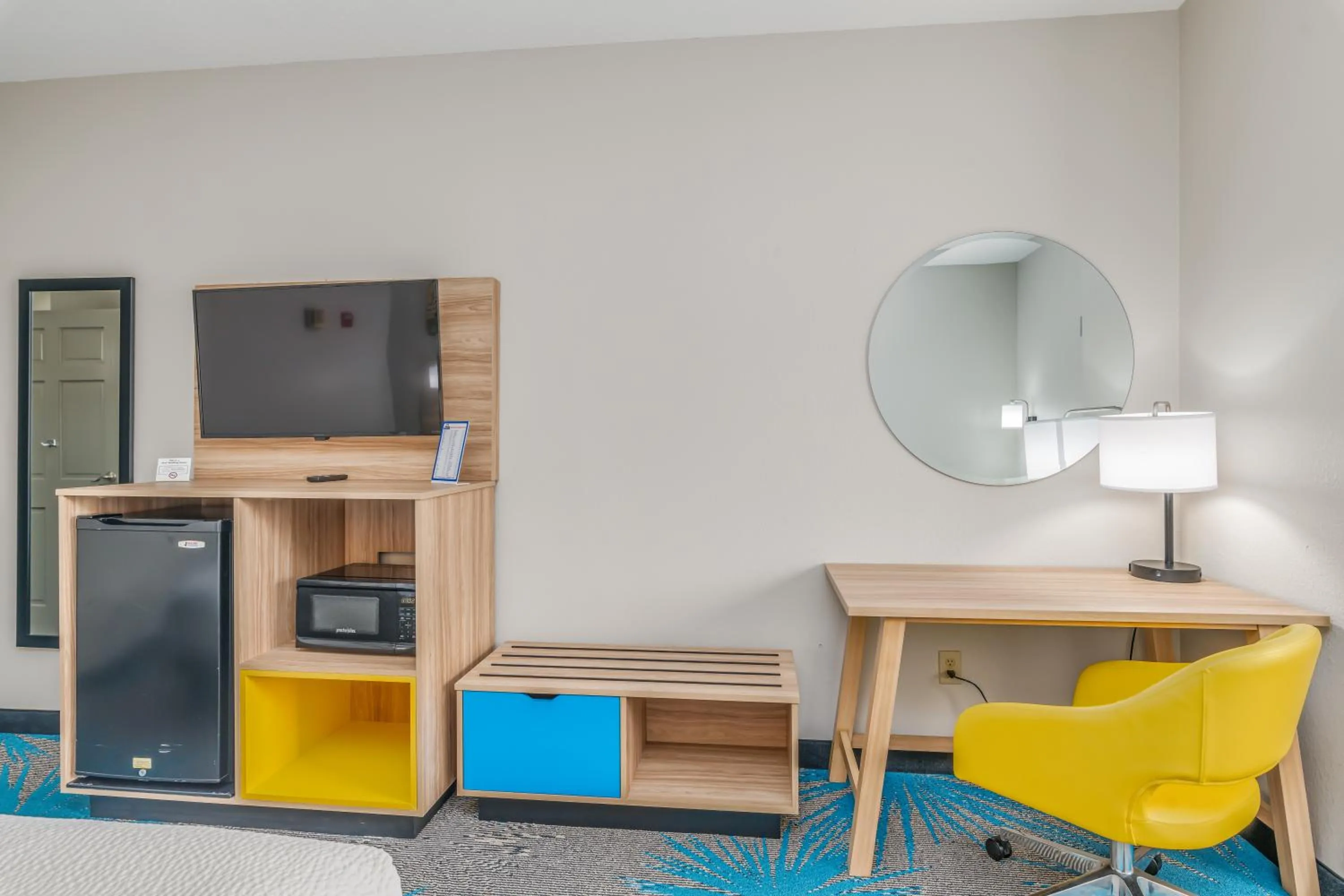 Bedroom in Days Inn & Suites by Wyndham Prattville-Montgomery