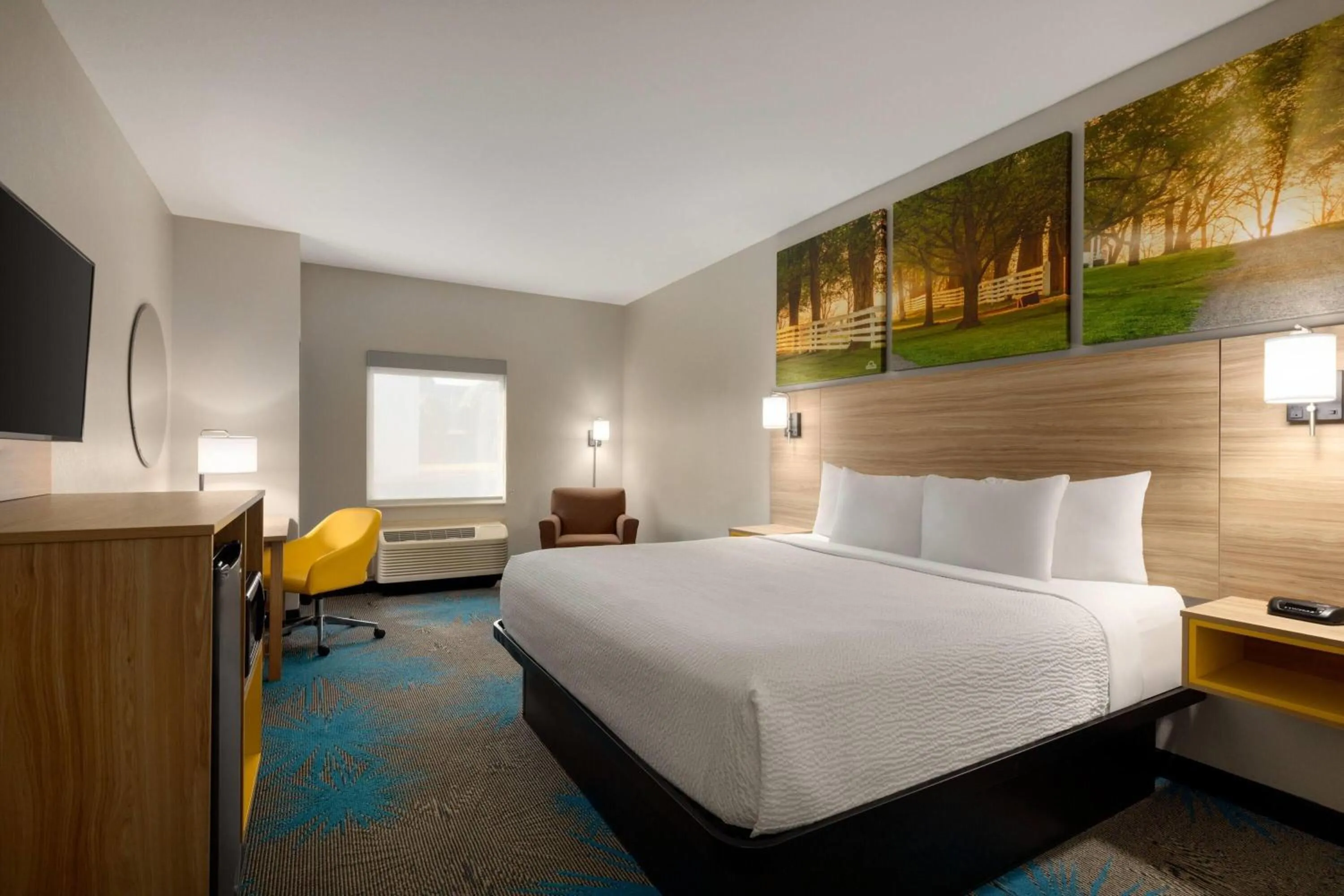 Photo of the whole room, Bed in Days Inn & Suites by Wyndham Prattville-Montgomery