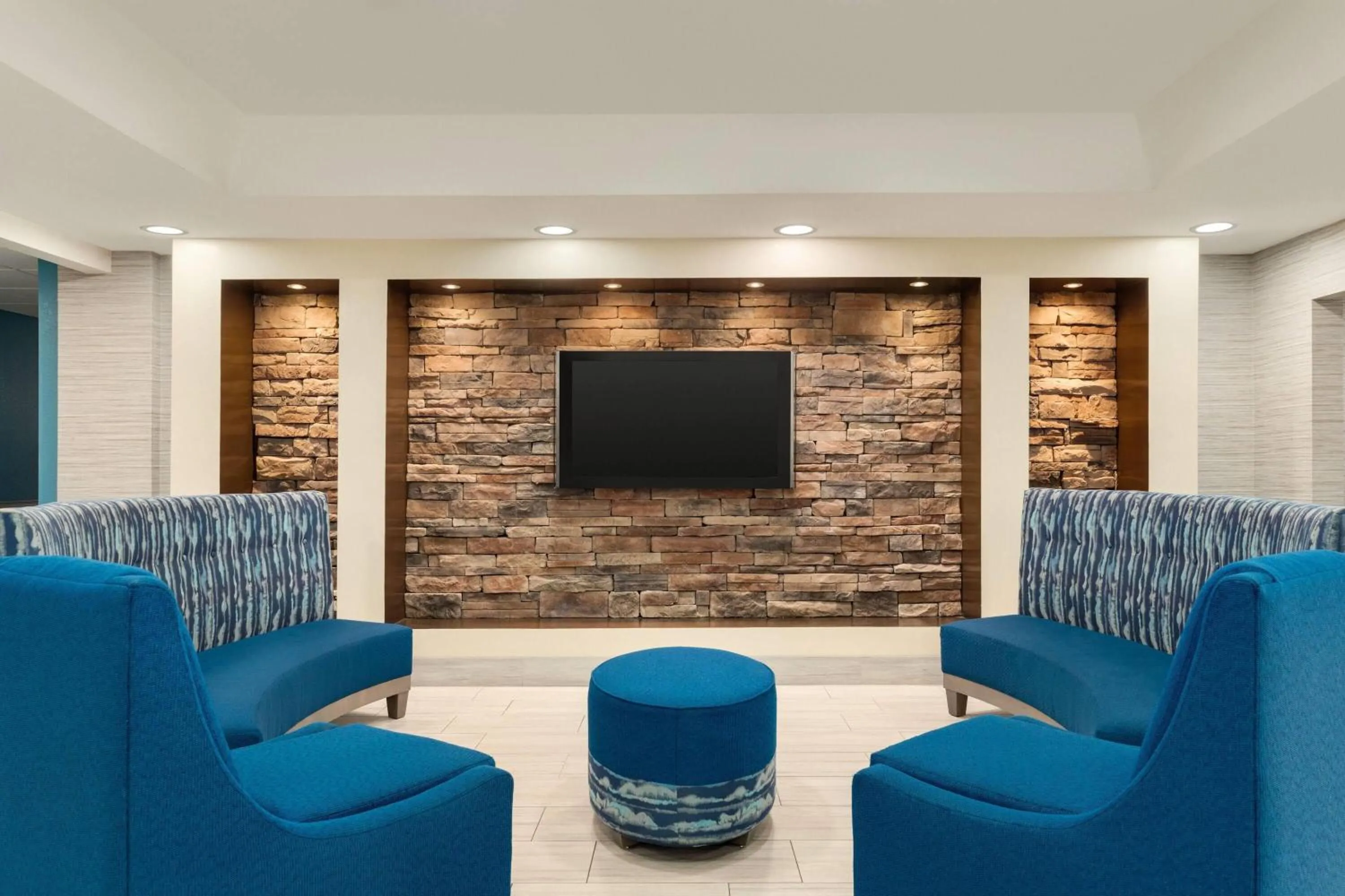 Lobby or reception in Days Inn & Suites by Wyndham Prattville-Montgomery