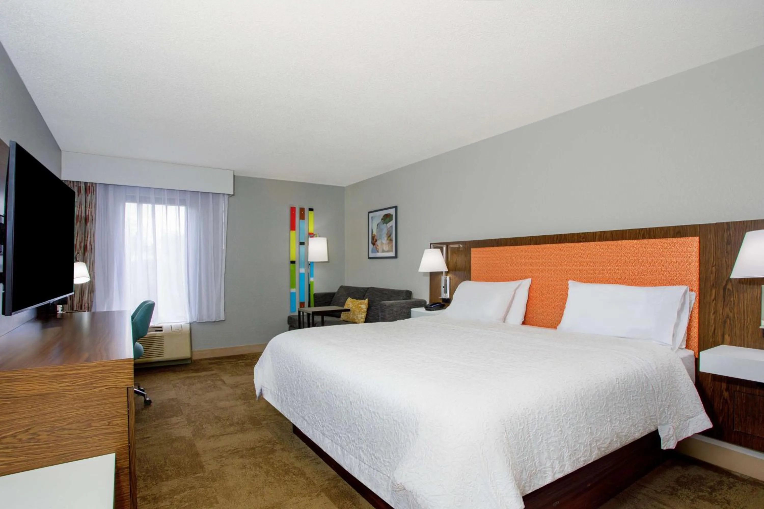 Living room, Bed in Hampton Inn Jacksonville - I-95 Central