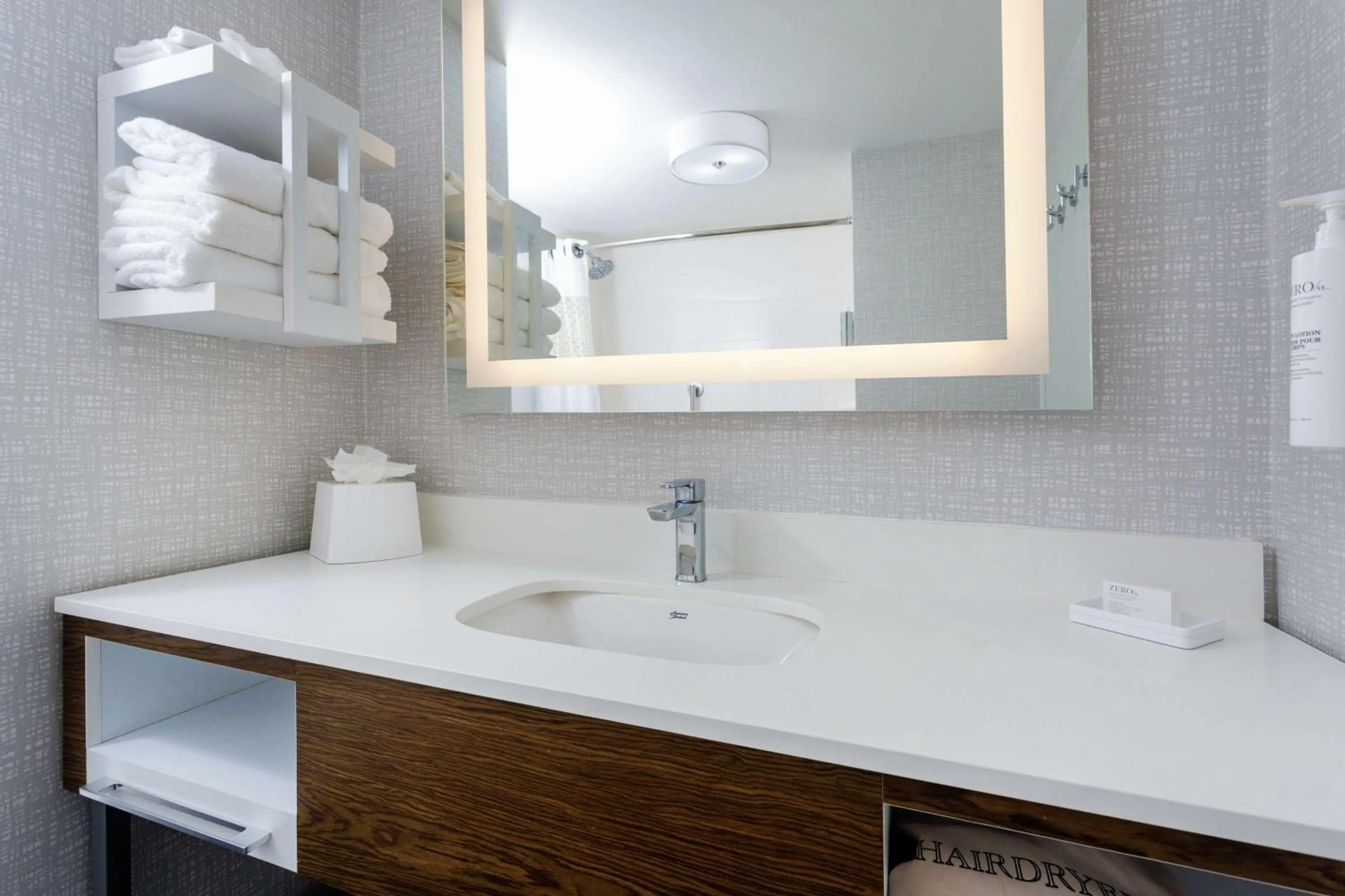 Bathroom in Hampton Inn Jacksonville - I-95 Central