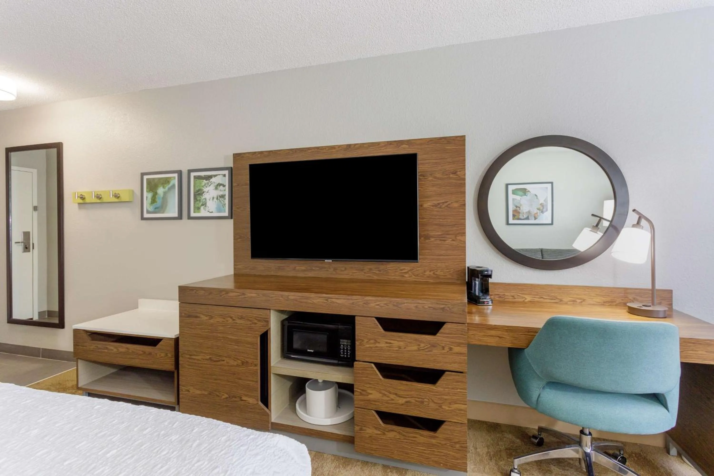 Bedroom, Bed in Hampton Inn Jacksonville - I-95 Central