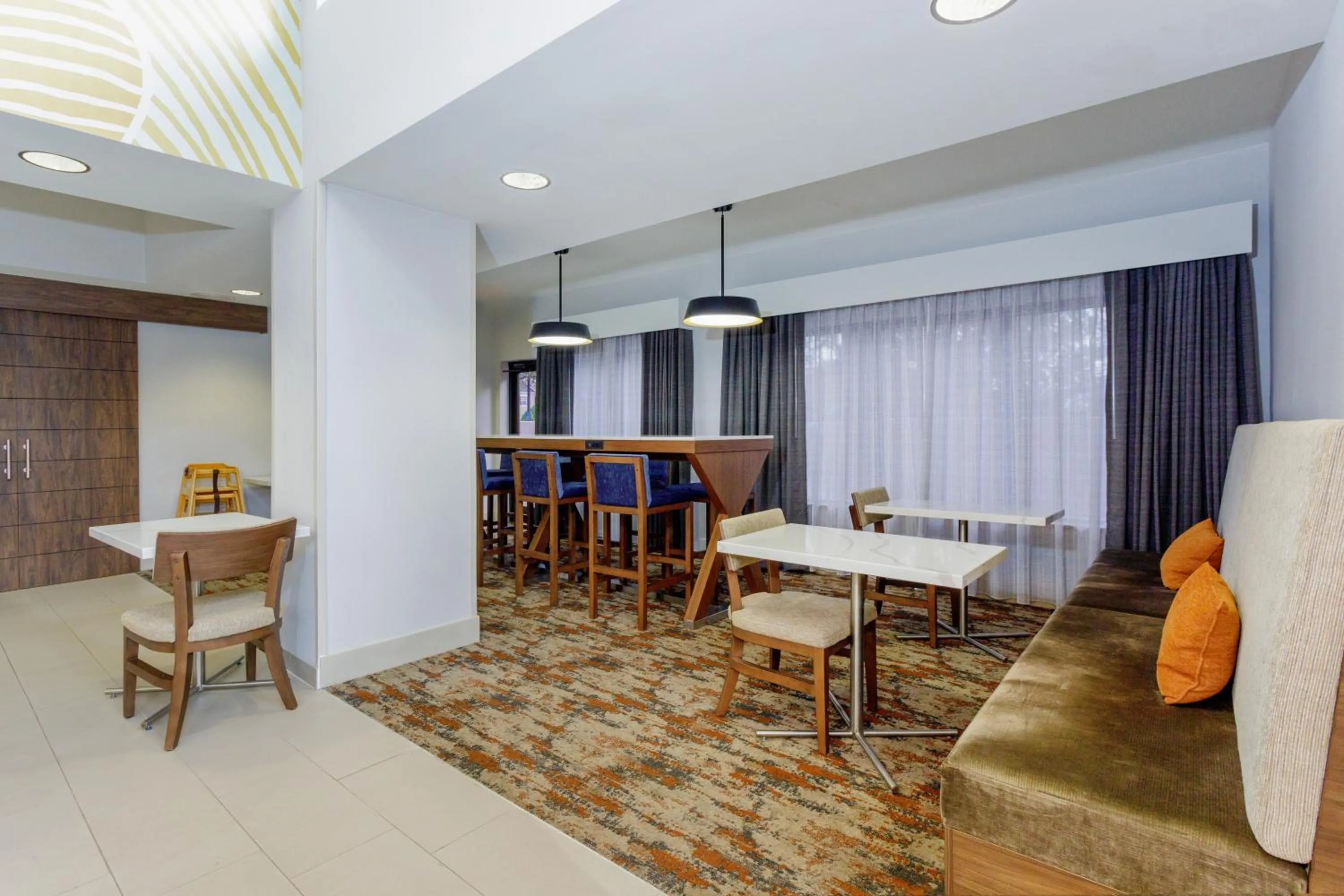 Seating area in Hampton Inn Jacksonville - I-95 Central