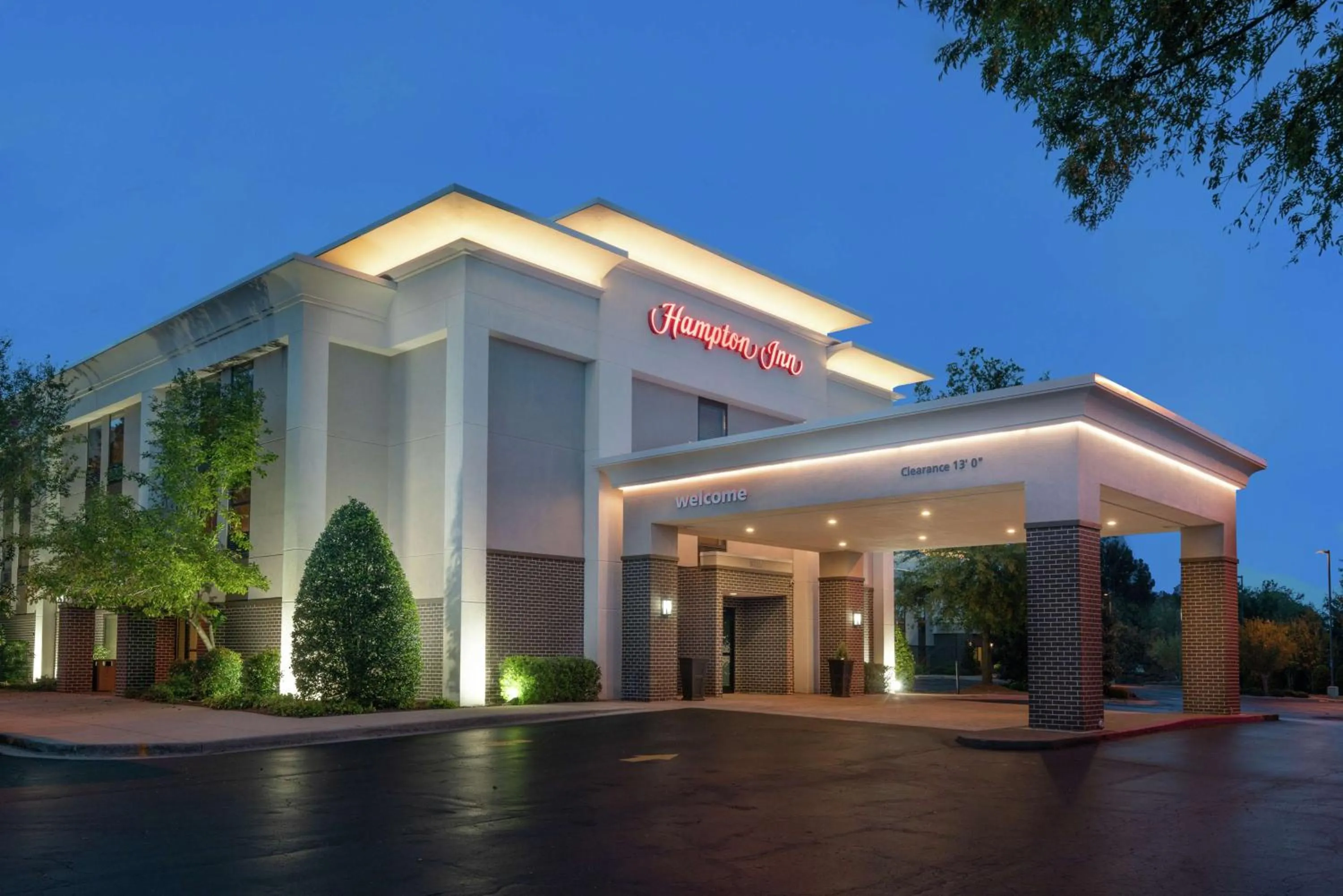 Property building in Hampton Inn Huntsville-Madison